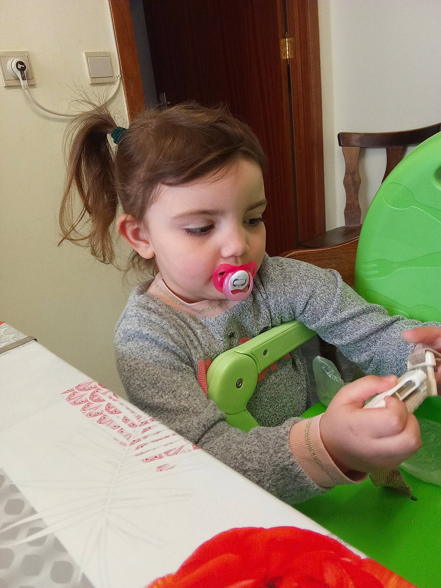 Inaya participe au concours pour gagner de l'argent avec cette photo : baby, baby_playing_with_toys, baby_toddler_clothing, baby_toys, child, flooring, fun, head, linens, parrot, person, play, room, sitting, stuffed_toy, toddler, toy, wood