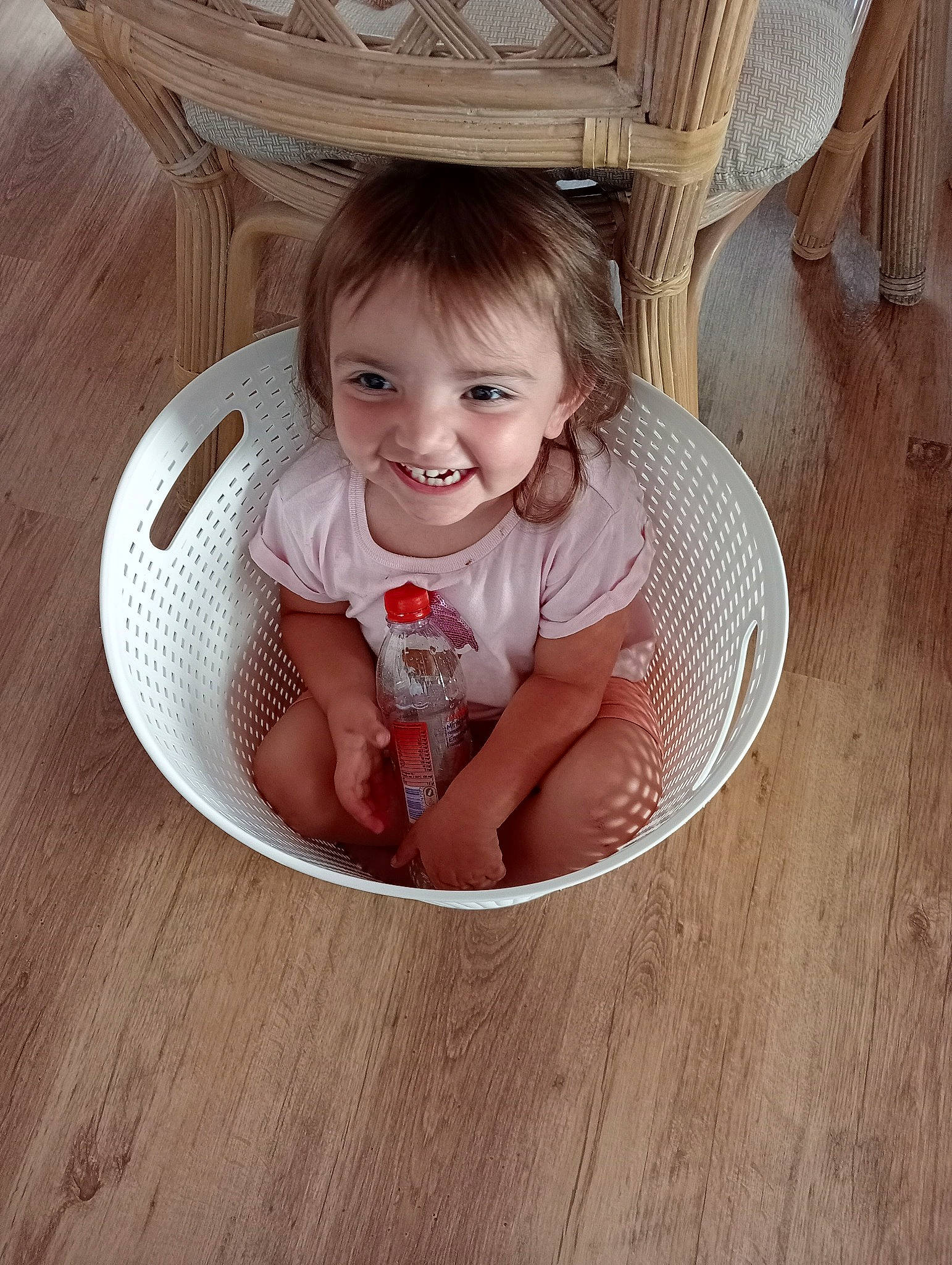 Inaya a rejoint le concours — aidez-le/la à gagner de superbes lots ! baby, baby_toddler_clothing, chair, cheek, child, comfort, eye, facial_expression, floor, flooring, furniture, happy, hardwood, joy, person, skin, sleeve, smile, table, tableware