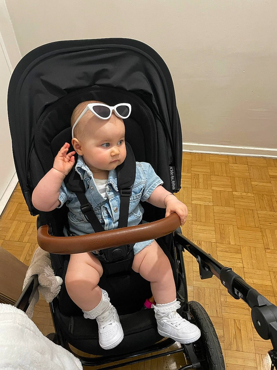 Naya a rejoint le concours — aidez-le/la à gagner de superbes lots ! animation, baby_carriage, baby_products, bag, bicycle_tire, boot, child, comfort, doll, eyewear, human_leg, lap, leg, person, product, sitting, sock, thigh, tire, toy