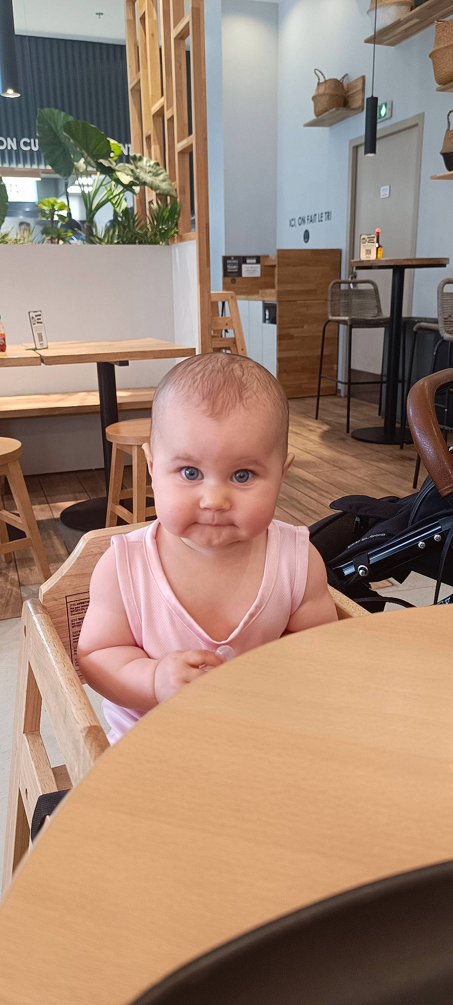 Naya participe au concours pour gagner de l'argent avec cette photo : baby, baby_toddler_clothing, chair, cheek, child, desk, floor, flooring, furniture, hardwood, houseplant, office_equipment, person, plant, sitting, skin, standing, t_shirt, table, toddler