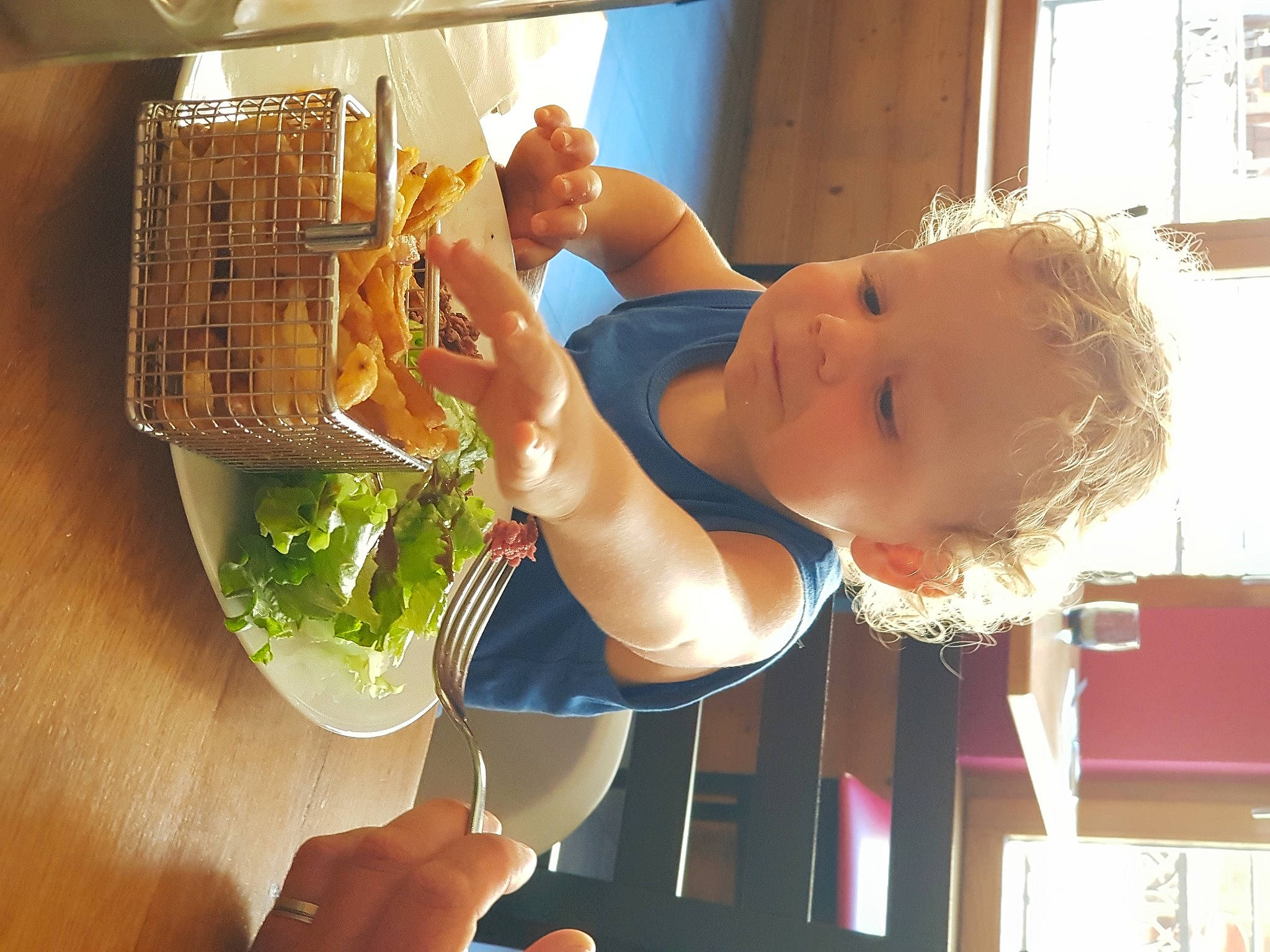 Rubens a rejoint le concours — aidez-le/la à gagner de superbes lots ! baby, basket, bread, child, comfort_food, drink, finger, food, food_craving, fun, hand, happy, ingredient, leisure, person, smile, tableware, thumb, toddler, vegetable