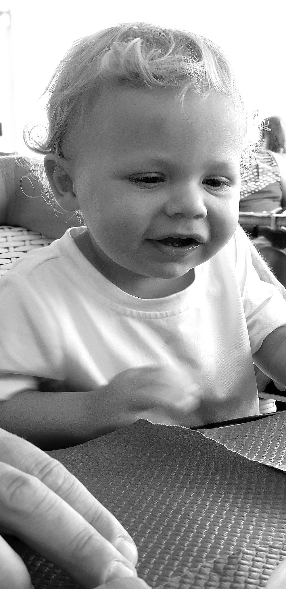 Rubens participe au concours pour gagner de l'argent avec cette photo : black, black_and_white, cheek, eyebrow, facial_expression, hair, hairstyle, happy, human_body, iris, lip, mammal, mouth, nose, organ, person, photograph, skin, smile, standing