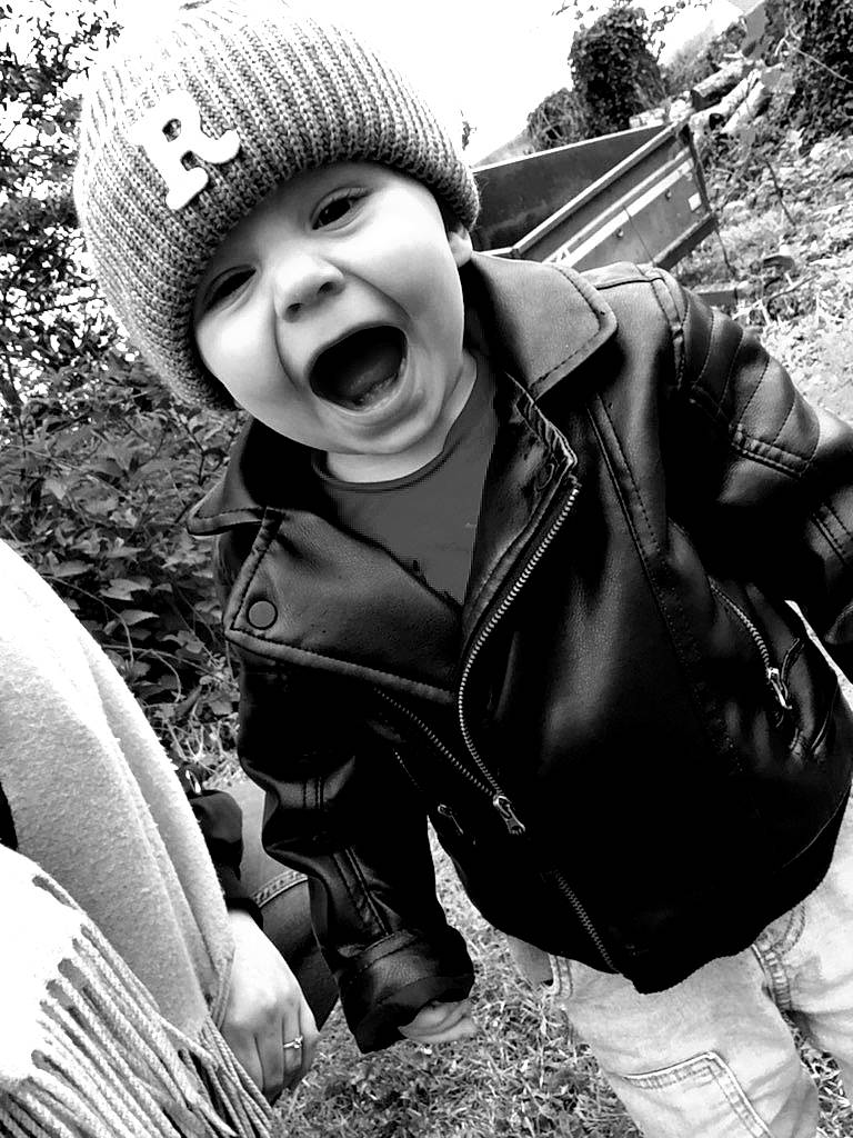 Rubens participe au concours pour gagner de l'argent avec cette photo : black, black_and_white, cap, cool, eye, facial_expression, flash_photography, grass, happy, hat, headwear, human, leather_jacket, people_in_nature, person, photograph, plant, smile, style, sun_hat