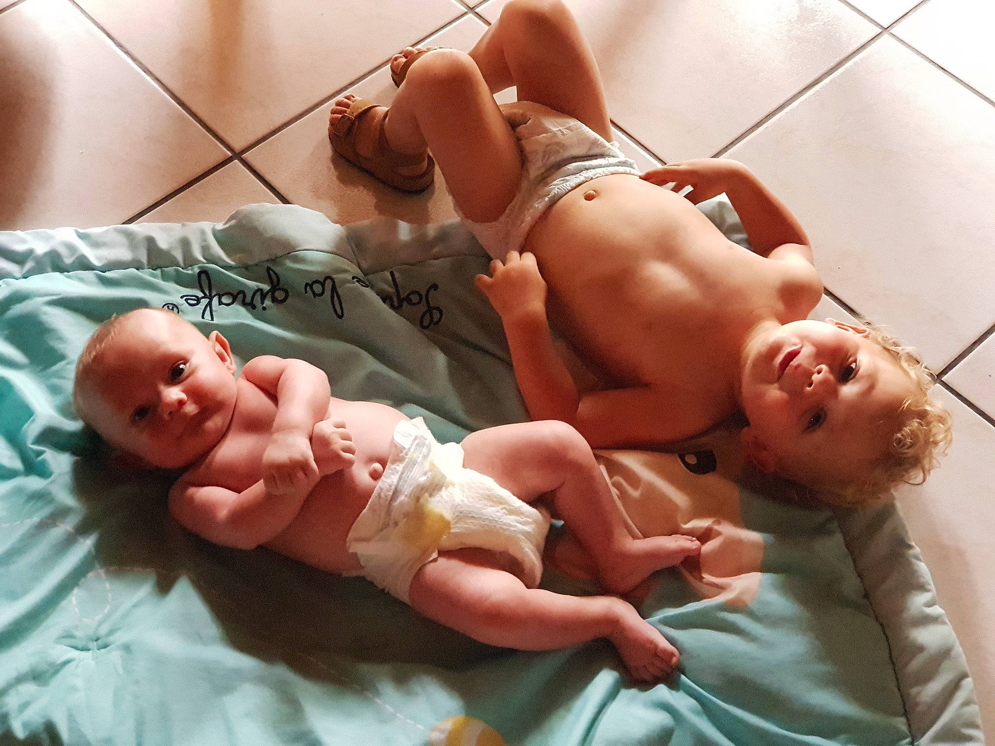 Marius participe au concours pour gagner de l'argent avec cette photo : abdomen, baby, barefoot, chest, comfort, diaper, facial_expression, finger, foot, human_body, joint, knee, leg, medical_equipment, mouth, muscle, person, skin, stomach, thigh