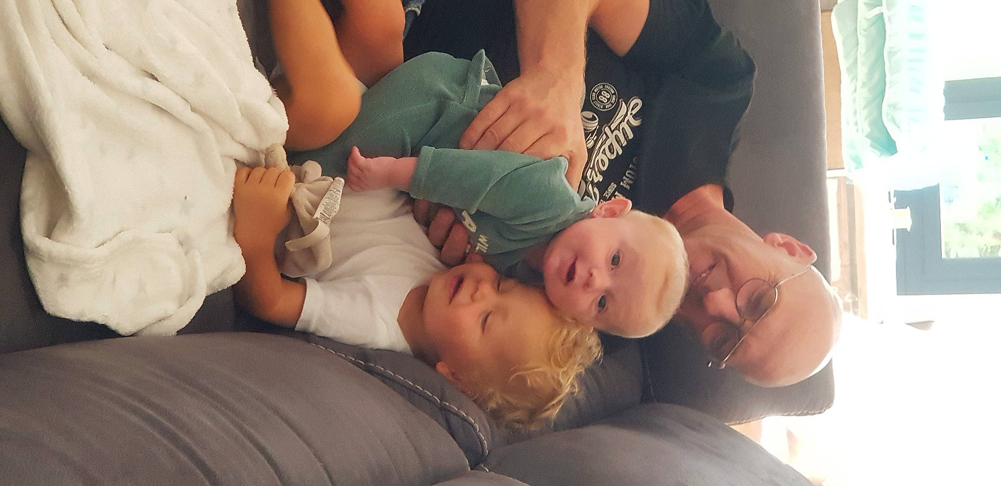 Marius participe au concours pour gagner de l'argent avec cette photo : abdomen, baby, chest, child, comfort, elbow, event, fun, gesture, grass, human_leg, interaction, joint, joy, mouth, neck, person, room, skin, toddler