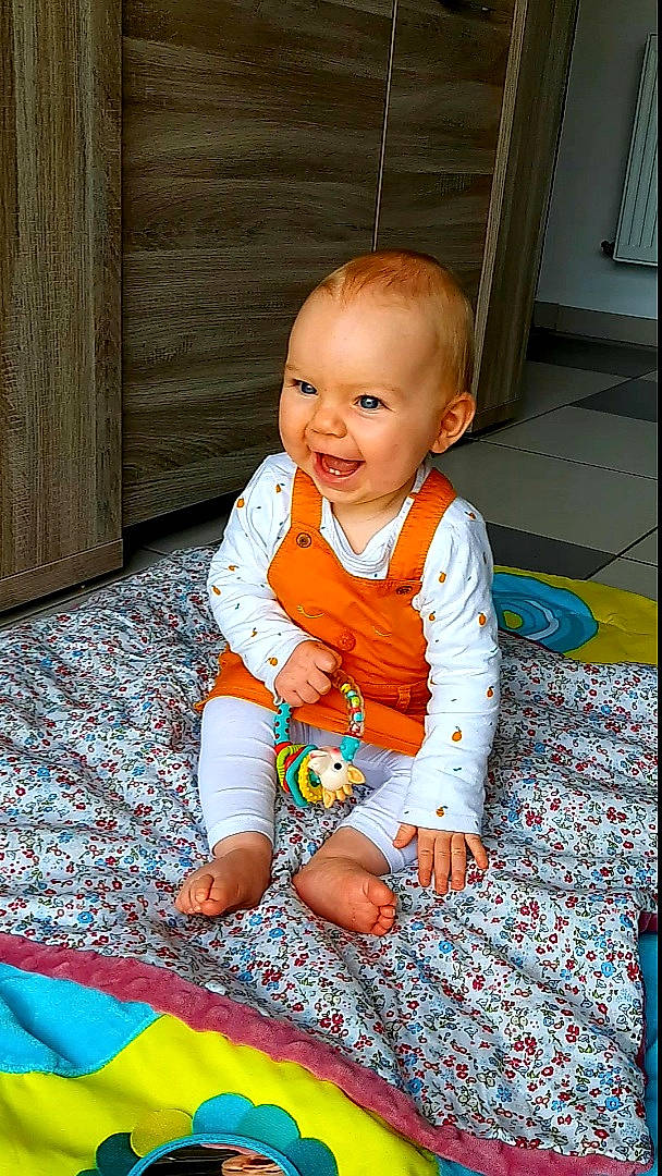 Elise participe au concours pour gagner de l'argent avec cette photo : baby, baby_toddler_clothing, child, door, dress, eye, face, floor, flooring, fun, grass, happy, head, iris, people_in_nature, person, skin, sleeve, smile, toddler