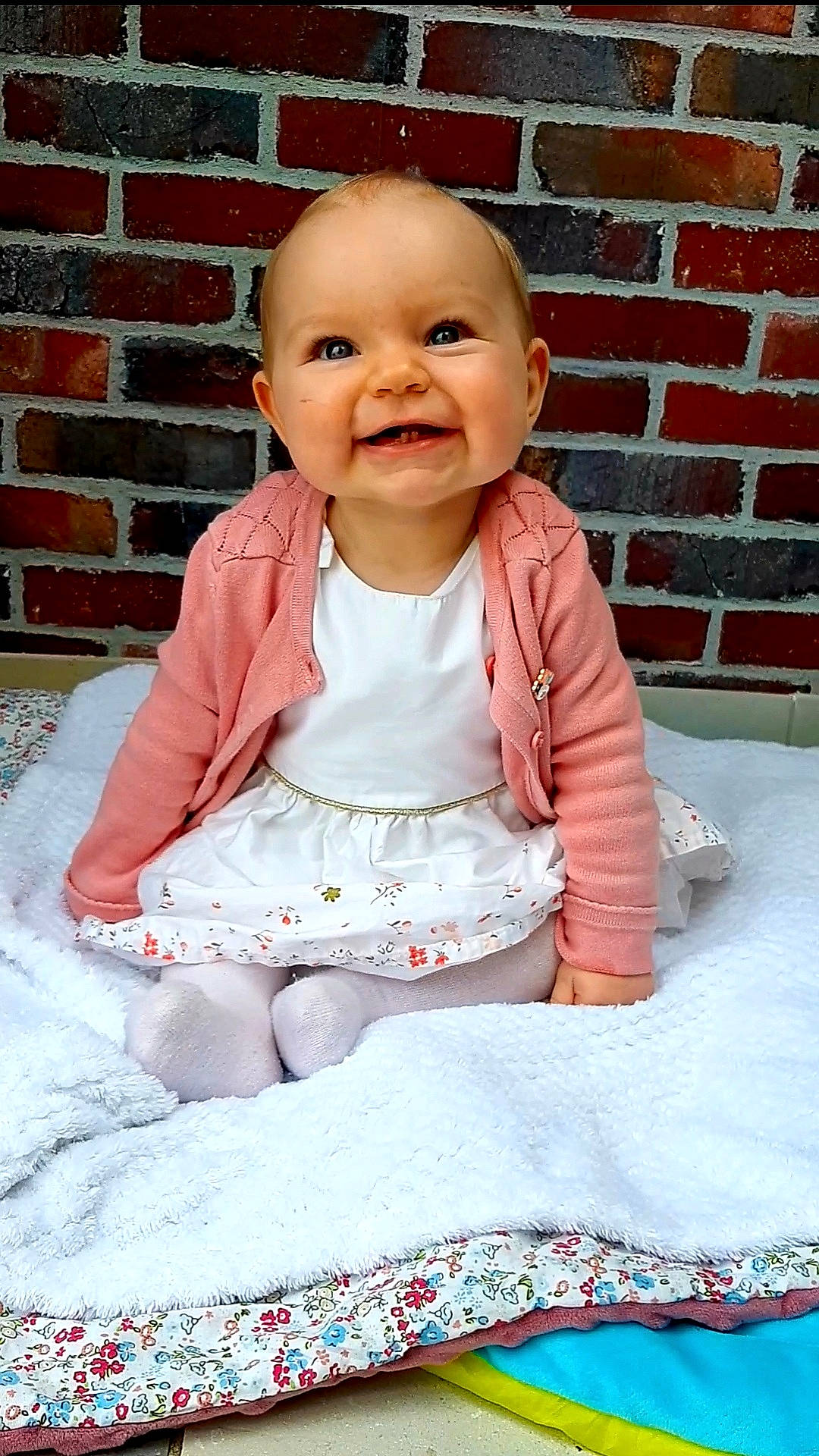 Elise participe au concours pour gagner de l'argent avec cette photo : baby, baby_toddler_clothing, cheek, chin, collar, dress, eye, face, facial_expression, happy, head, joy, lip, outerwear, person, photograph, pink, skin, sleeve, smile