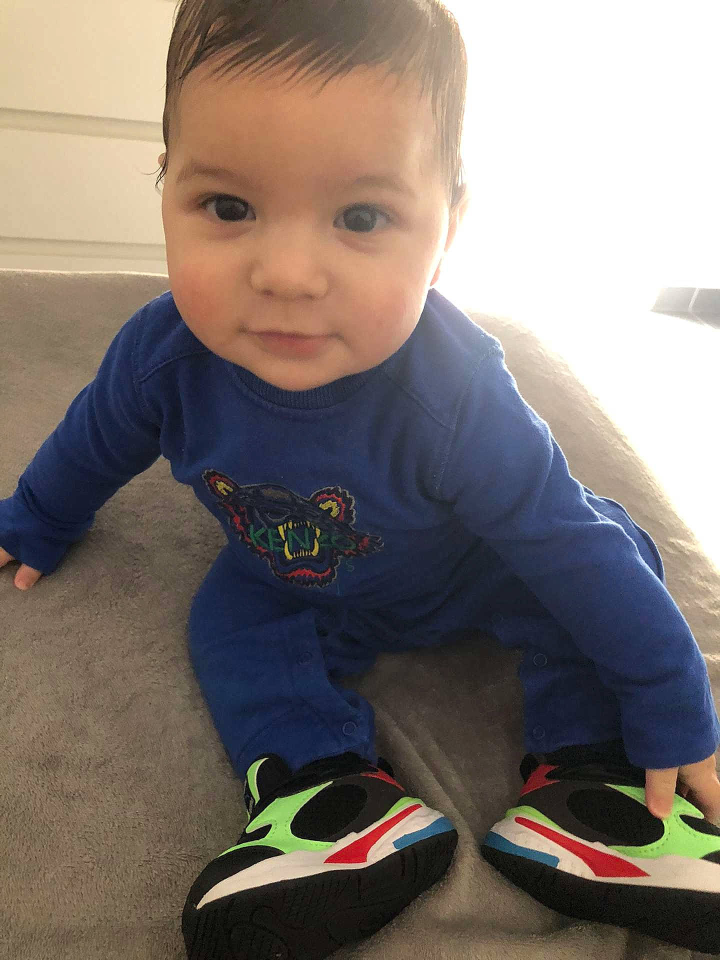 Mike participe au concours pour gagner de l'argent avec cette photo : baby, baby_toddler_clothing, cheek, cool, electric_blue, flooring, footwear, fun, hairstyle, happy, head, human_body, iris, leg, nose, outdoor_shoe, person, sleeve, smile, toddler