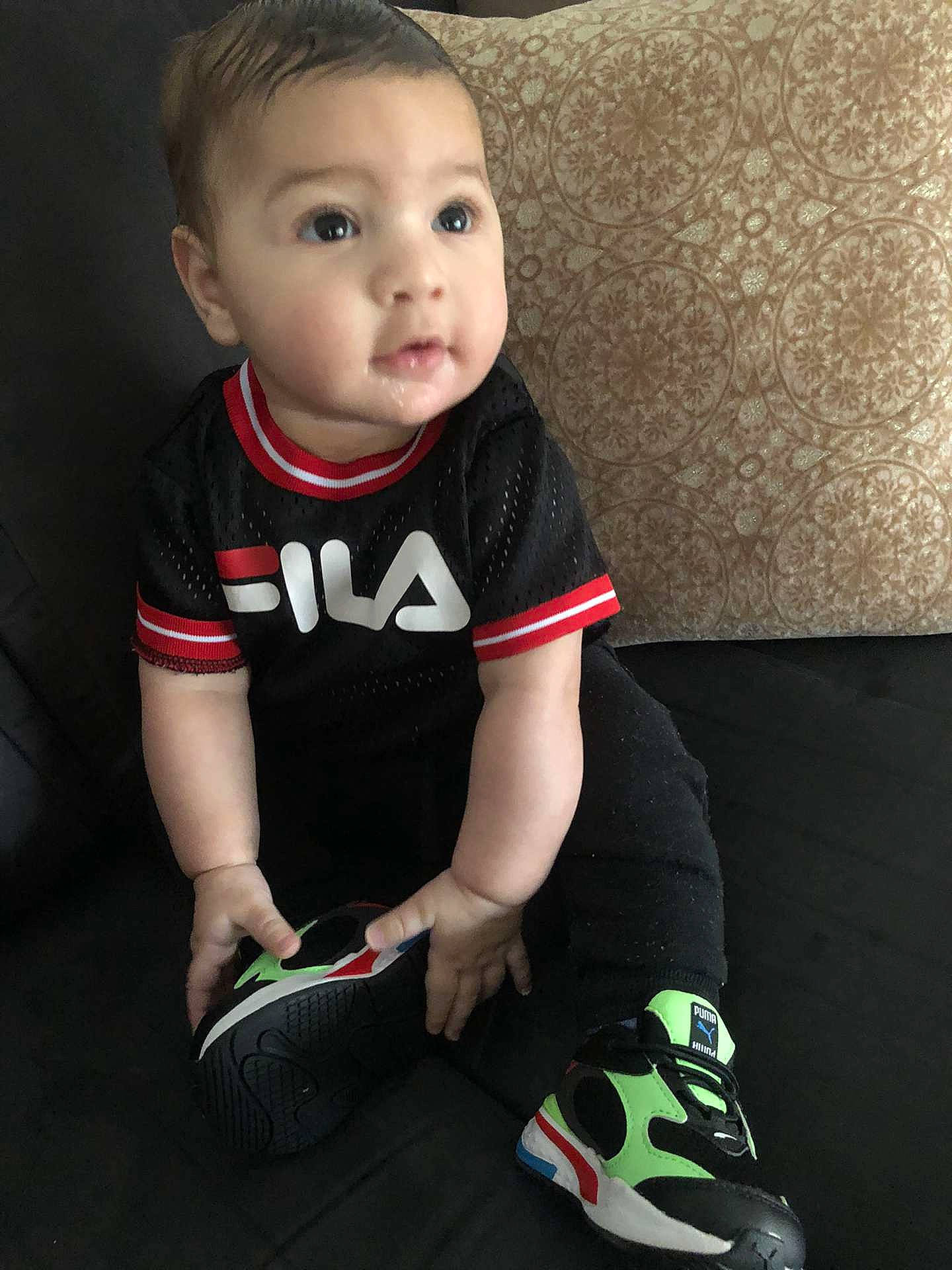 Mike a rejoint le concours — aidez-le/la à gagner de superbes lots ! arm, baby, baby_toddler_clothing, cool, elbow, face, finger, floor, flooring, hand, happy, human_body, human_leg, knee, leg, neck, person, sleeve, sportswear, t_shirt