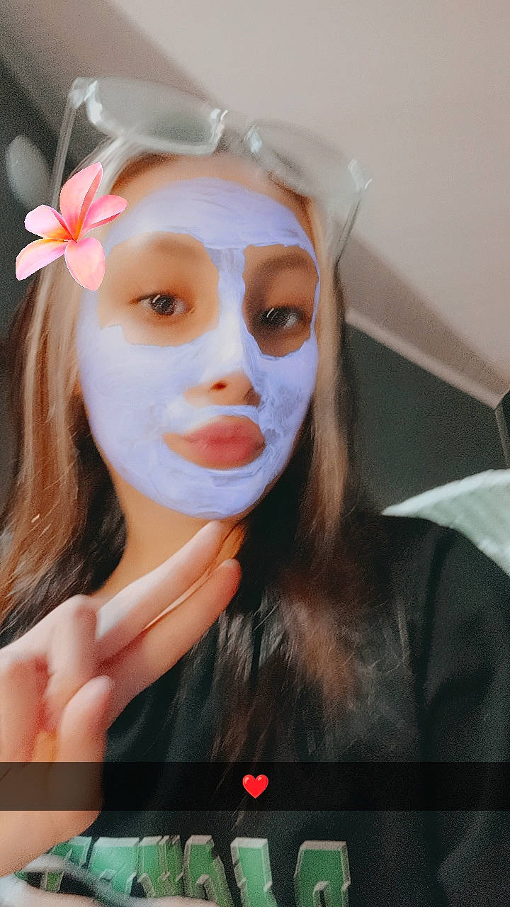 Eva a rejoint le concours — aidez-le/la à gagner de superbes lots ! bangs, black_hair, blond, chin, cool, eyebrow, eyelash, eyewear, fashion_accessory, fictional_character, flower, hair_accessory, headpiece, jaw, lip, long_hair, mouth, performing_arts, person, petal