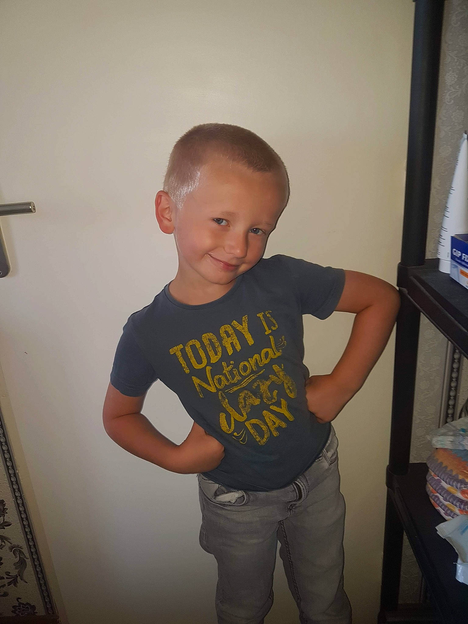 Enzo participe au concours pour gagner de l'argent avec cette photo : arm, child, hairstyle, joy, muscle, neck, person, shoulder, sleeve, standing, t_shirt, toddler, top