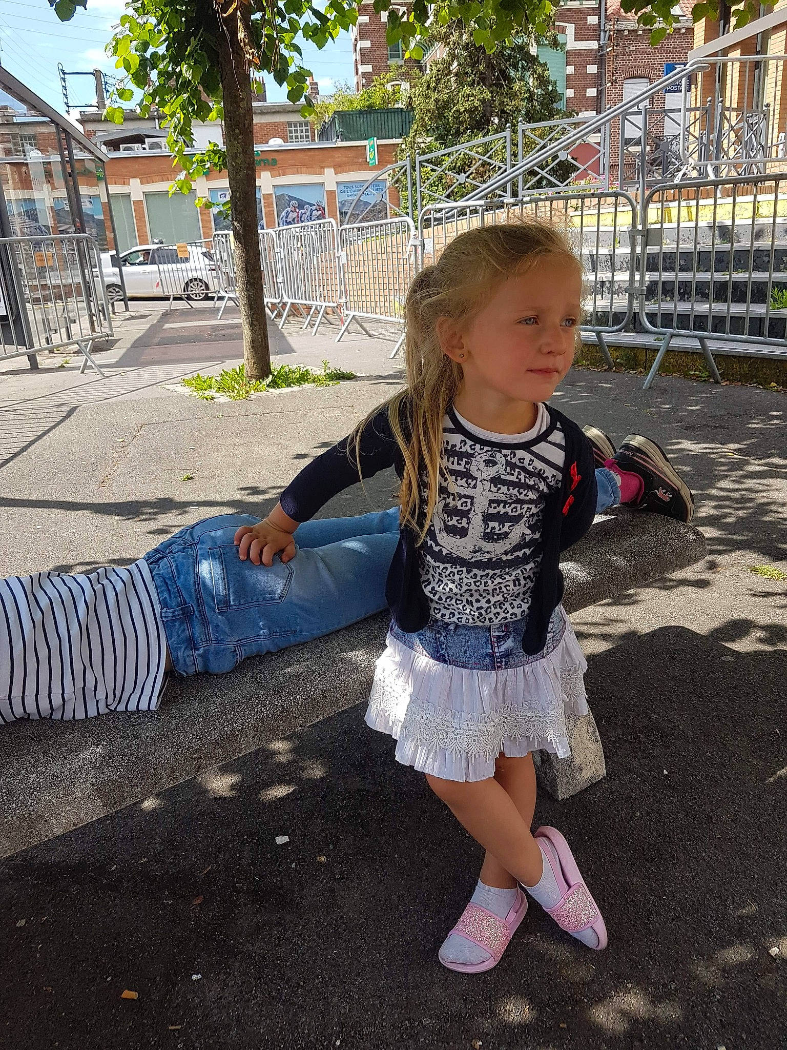 Ines Moquet participe au concours pour gagner de l'argent avec cette photo : adaptation, child, denim, footwear, fun, jeans, leg, leisure, long_hair, person, photography, plant, play, shoe, smile, snapshot, summer, textile, toddler, tree