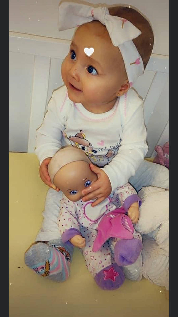 Hailey a rejoint le concours — aidez-le/la à gagner de superbes lots ! baby, baby_toddler_clothing, cheek, child, doll, person, pink, smile, stuffed_toy, toddler, toy
