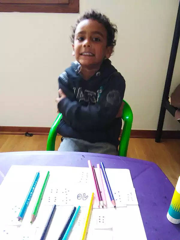 Arouna participe au concours pour gagner de l'argent avec cette photo : adaptation, animation, child, drawing, games, learning, person, play, table, toddler, tree, visual_arts, writing, writing_implement