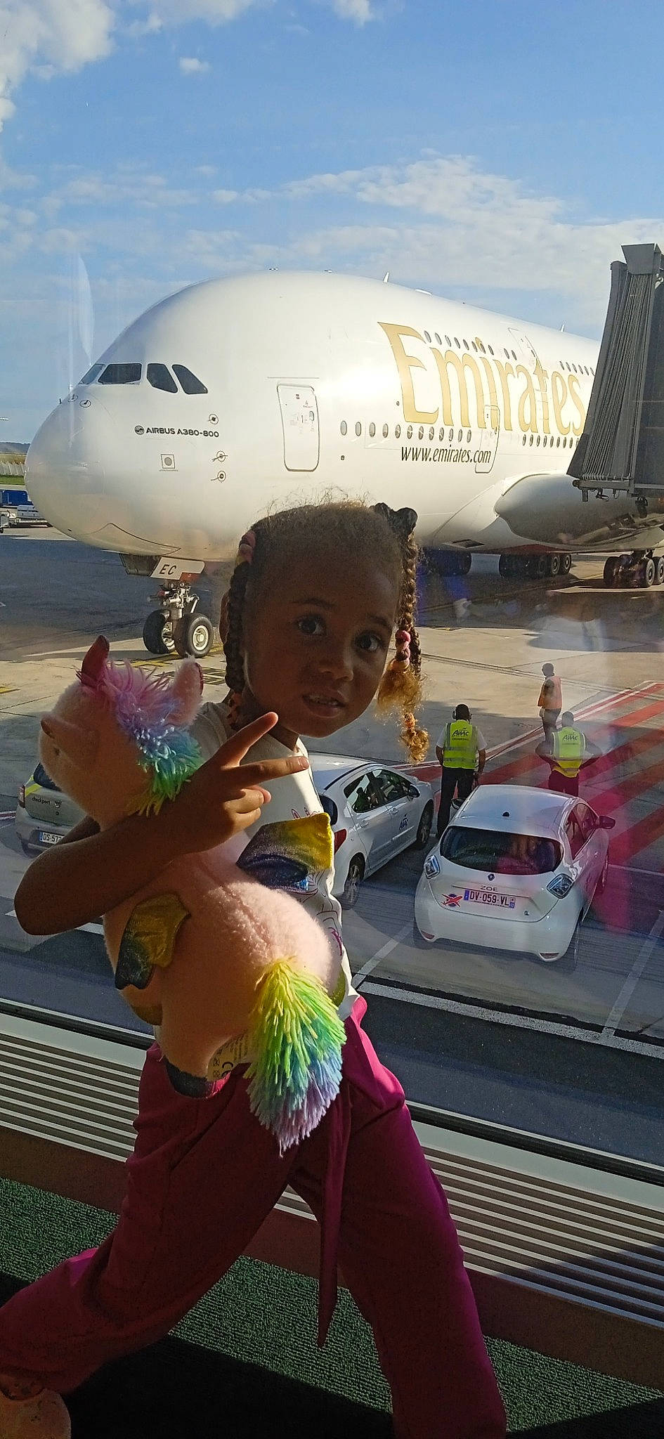 Dieynaba participe au concours pour gagner de l'argent avec cette photo : aerospace_manufacturer, air_travel, aircraft, aircraft_engine, airliner, airplane, aviation, car, daytime, flap, jet_engine, mode_of_transport, person, photograph, service, sky, snapshot, tire, travel, vehicle