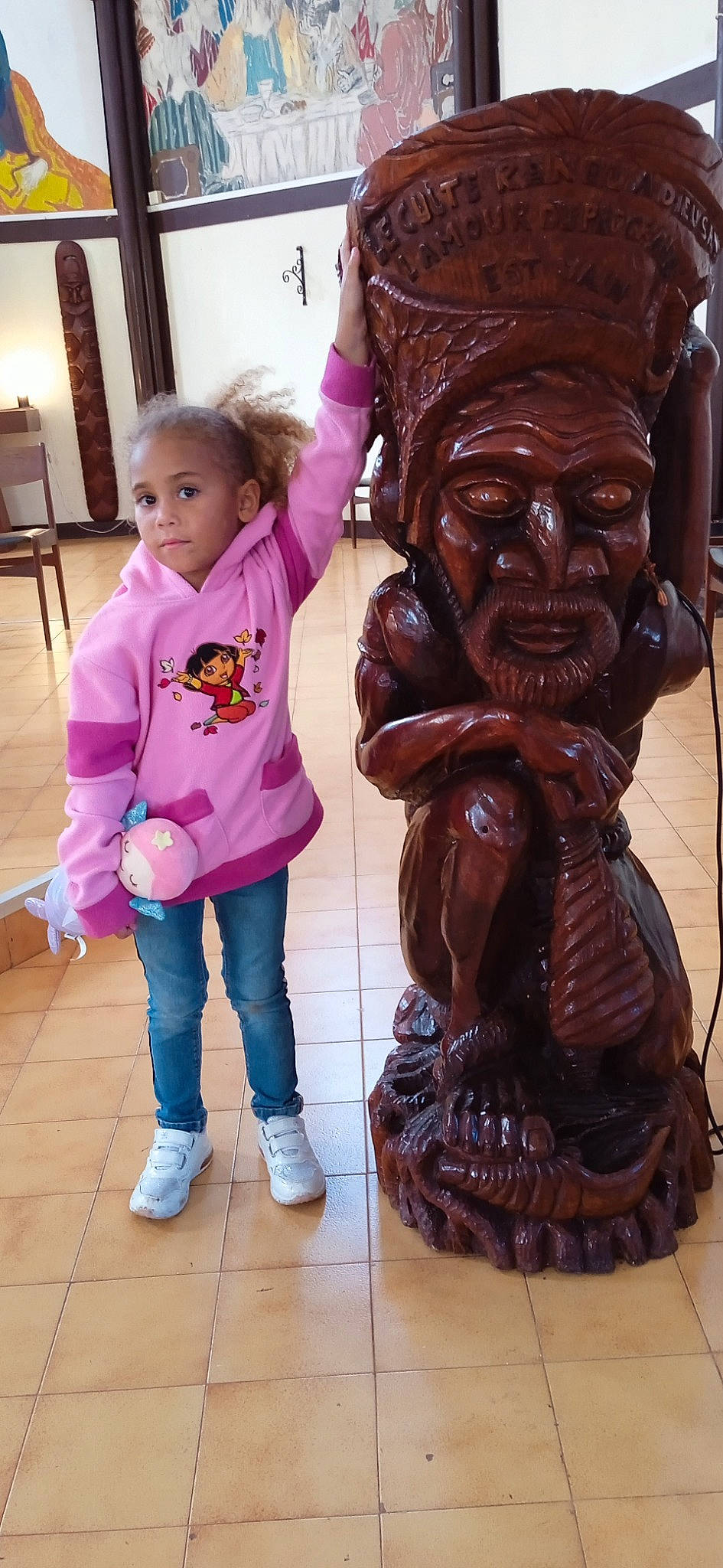 Dieynaba a rejoint le concours — aidez-le/la à gagner de superbes lots ! art, artifact, carving, chainsaw_carving, child, costume, fictional_character, flooring, fun, fur, happy, leisure, magenta, person, purple, sandal, sculpture, statue, toddler, tree