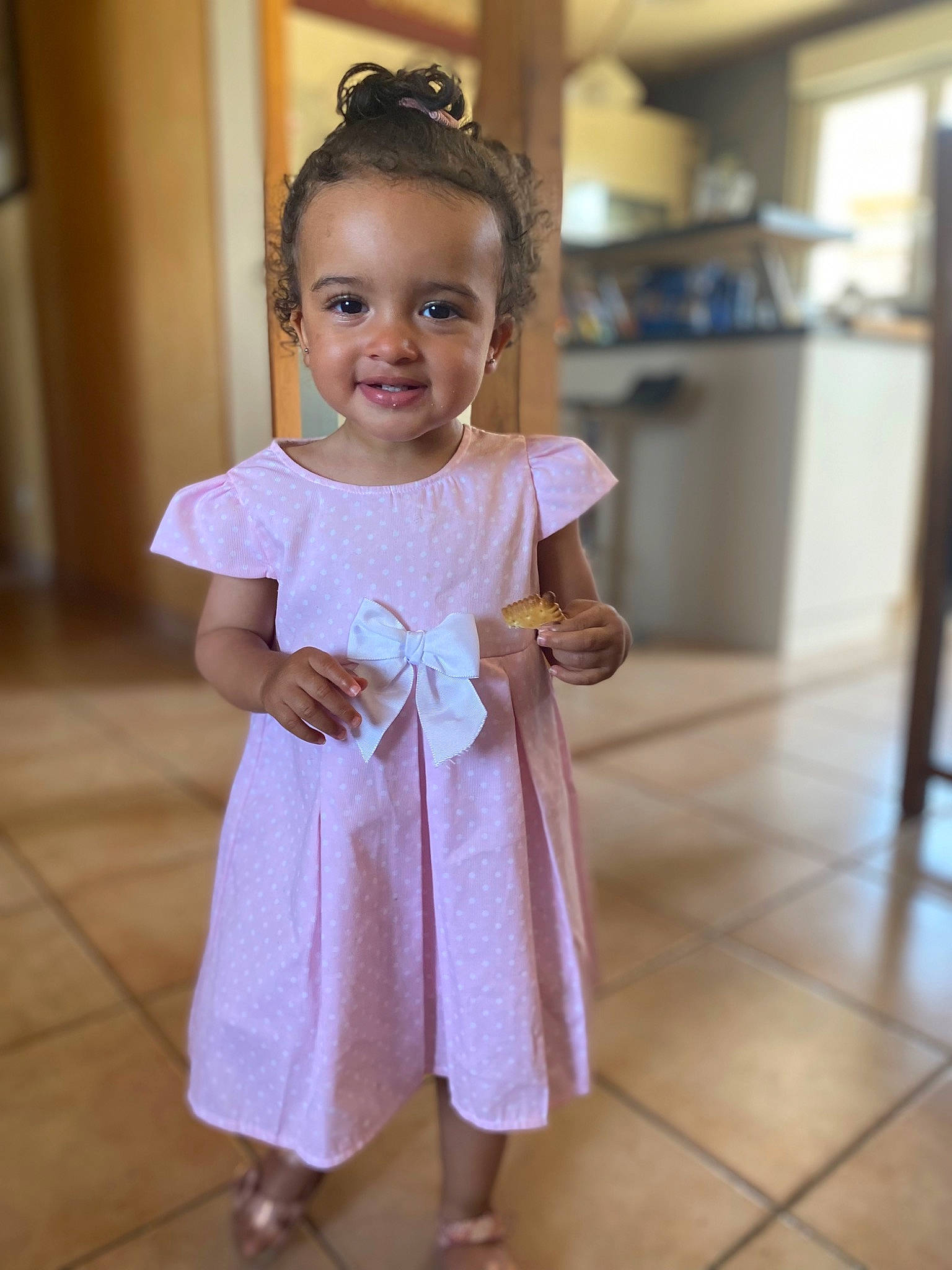 Alya a rejoint le concours — aidez-le/la à gagner de superbes lots ! baby_toddler_clothing, day_dress, dress, eye, face, fashion_design, flooring, goggles, hair, happy, head, joy, neck, one_piece_garment, person, purple, skin, sleeve, smile, sunglasses