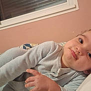 Ami a rejoint le concours — aidez-le/la à gagner de superbes lots ! baby, child, lying_down, bed, onesie, indoor, window, pout, curious, soft_lighting, face, hand, cozy, sleepwear, blanket, wall, portrait, infant, person, resting