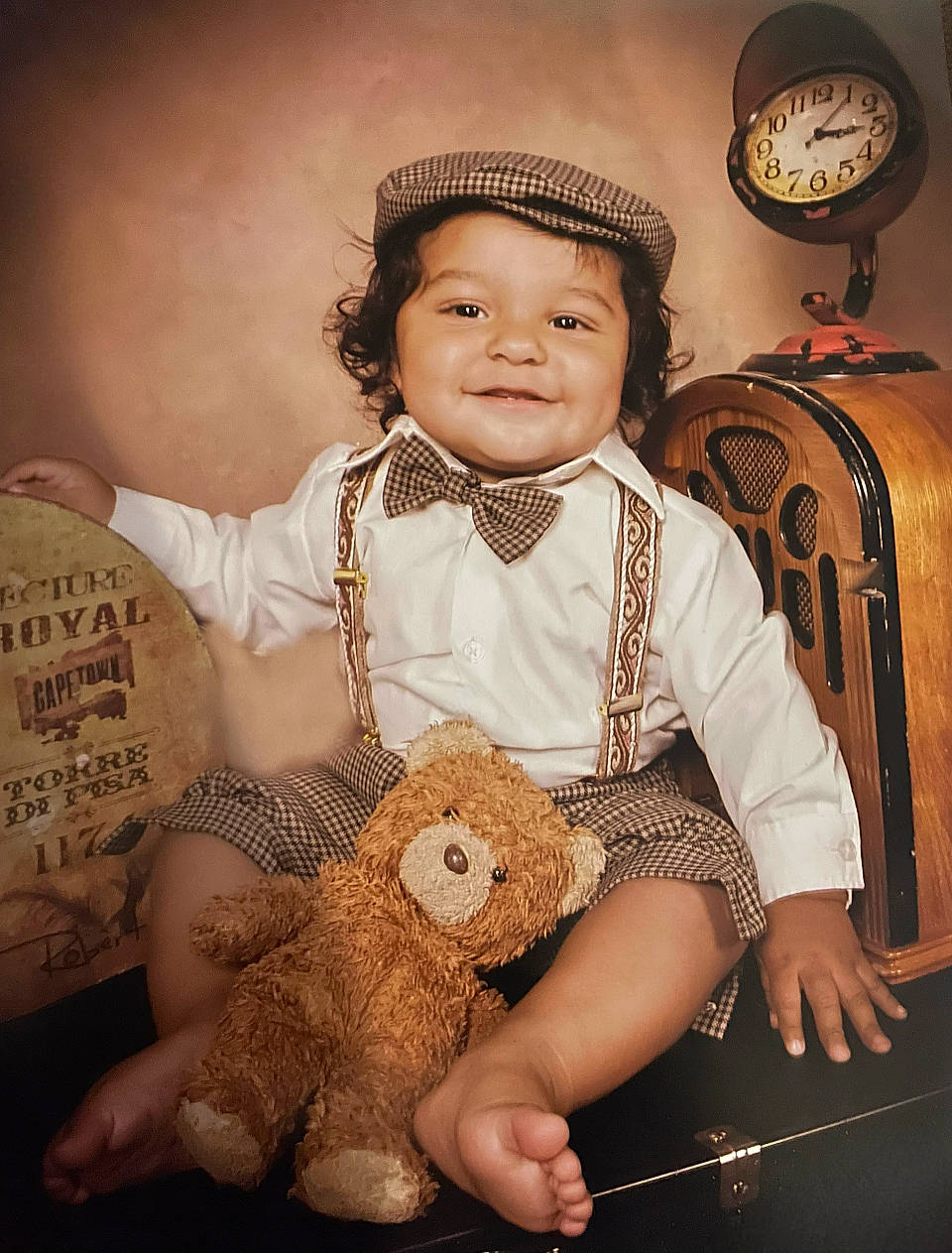 Leonardo is registered to the contest to win money with this photo: baby, baby_toddler_clothing, child, collar, costume_hat, fashion_accessory, flash_photography, happy, hat, headgear, headwear, human, joy, organ, pattern, person, skin, sleeve, smile, sun_hat