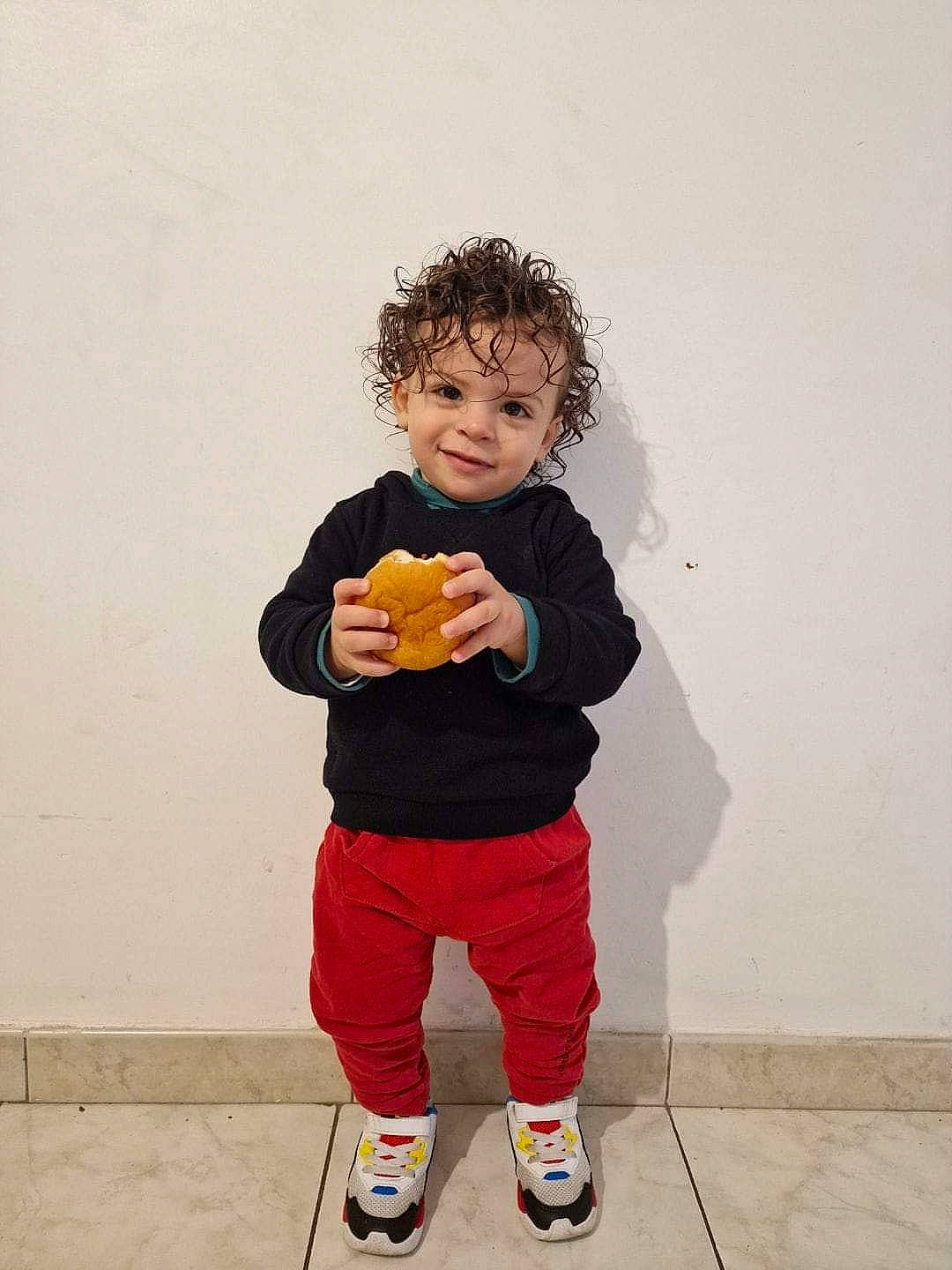 Evan a rejoint le concours — aidez-le/la à gagner de superbes lots ! arm, child, face, finger, flooring, food, fun, gesture, happy, human_leg, joint, nose, person, sitting, sleeve, standing, t_shirt, thigh, thumb, toddler