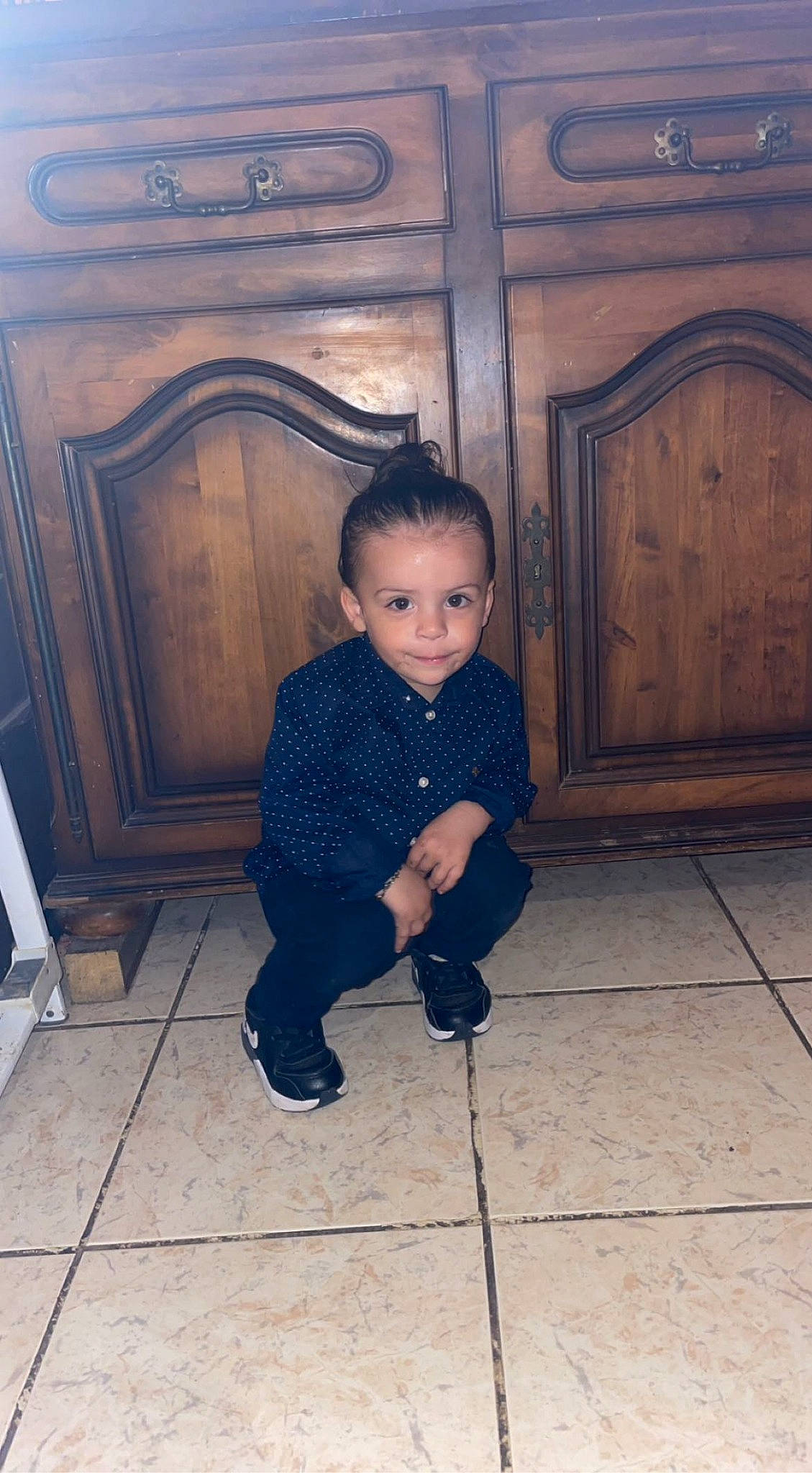 Evan a rejoint le concours — aidez-le/la à gagner de superbes lots ! baby, baby_toddler_clothing, cheek, child, door, flash_photography, floor, flooring, fun, happy, hardwood, home_door, person, room, sitting, standing, tints_and_shades, toddler, wood, wood_flooring