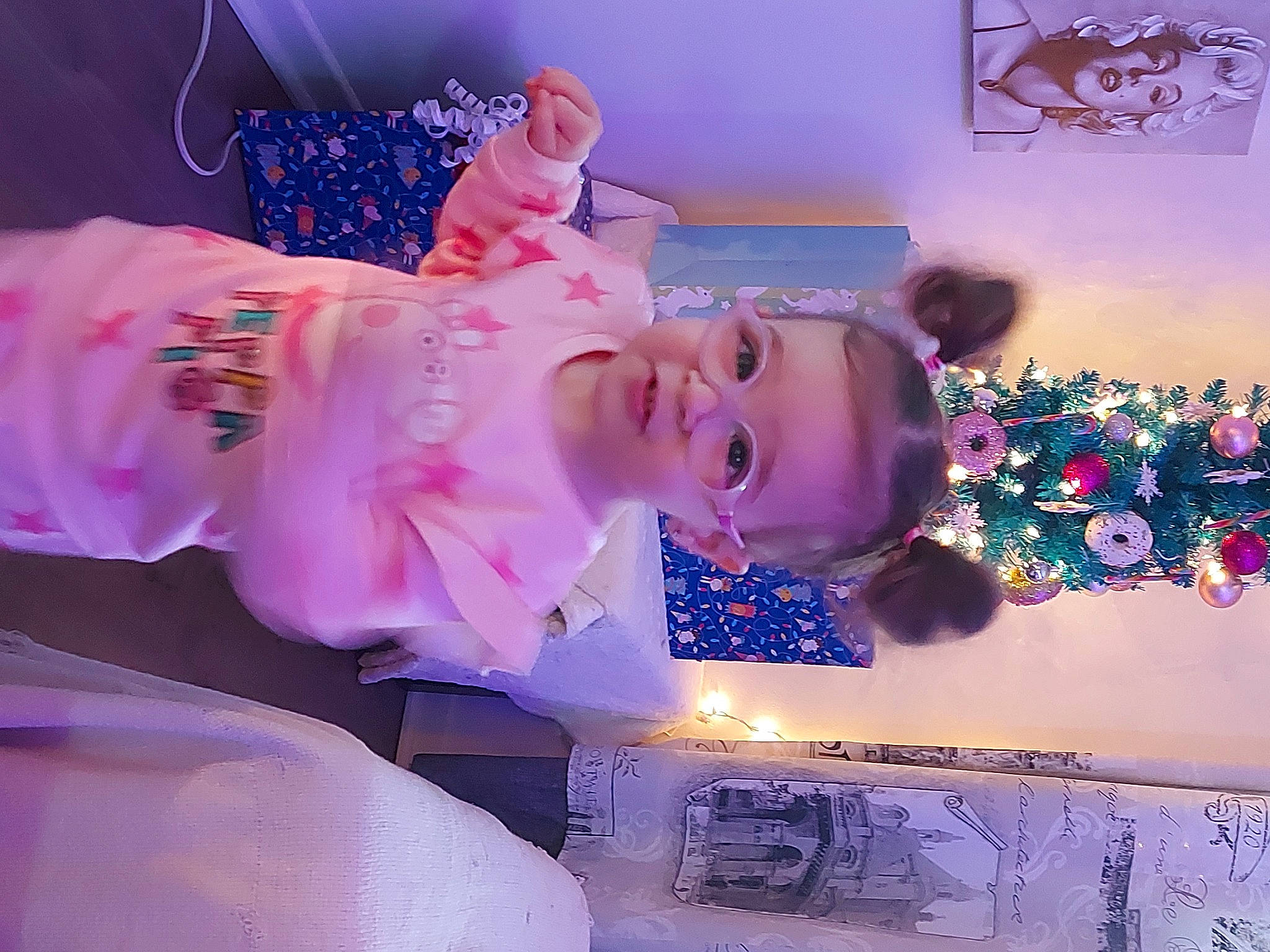 Annabelle a rejoint le concours — aidez-le/la à gagner de superbes lots ! child, christmas_decoration, entertainment, event, eyewear, fun, happy, holiday, light, magenta, organism, ornament, person, pink, plant, purple, room, smile, toddler, tree