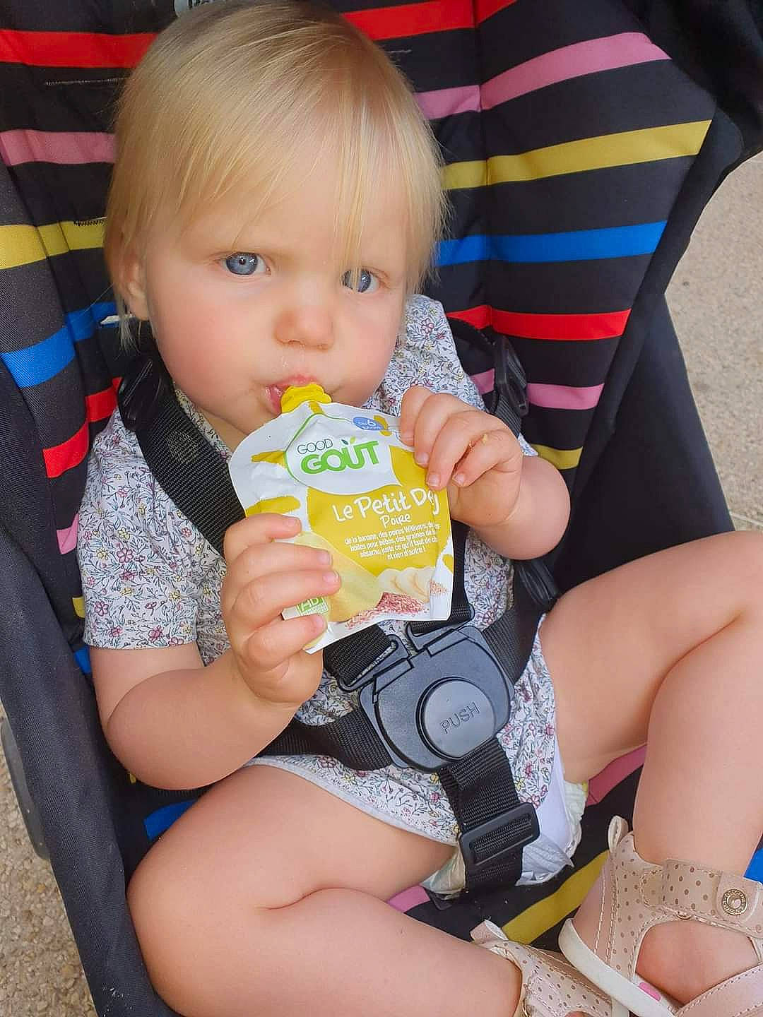 Elsa a rejoint le concours — aidez-le/la à gagner de superbes lots ! baby, baby_playing_with_toys, baby_toddler_clothing, cheek, child, finger, fun, happy, human_leg, knee, nail, people, person, plastic_bottle, play, sharing, sitting, skin, summer, thigh