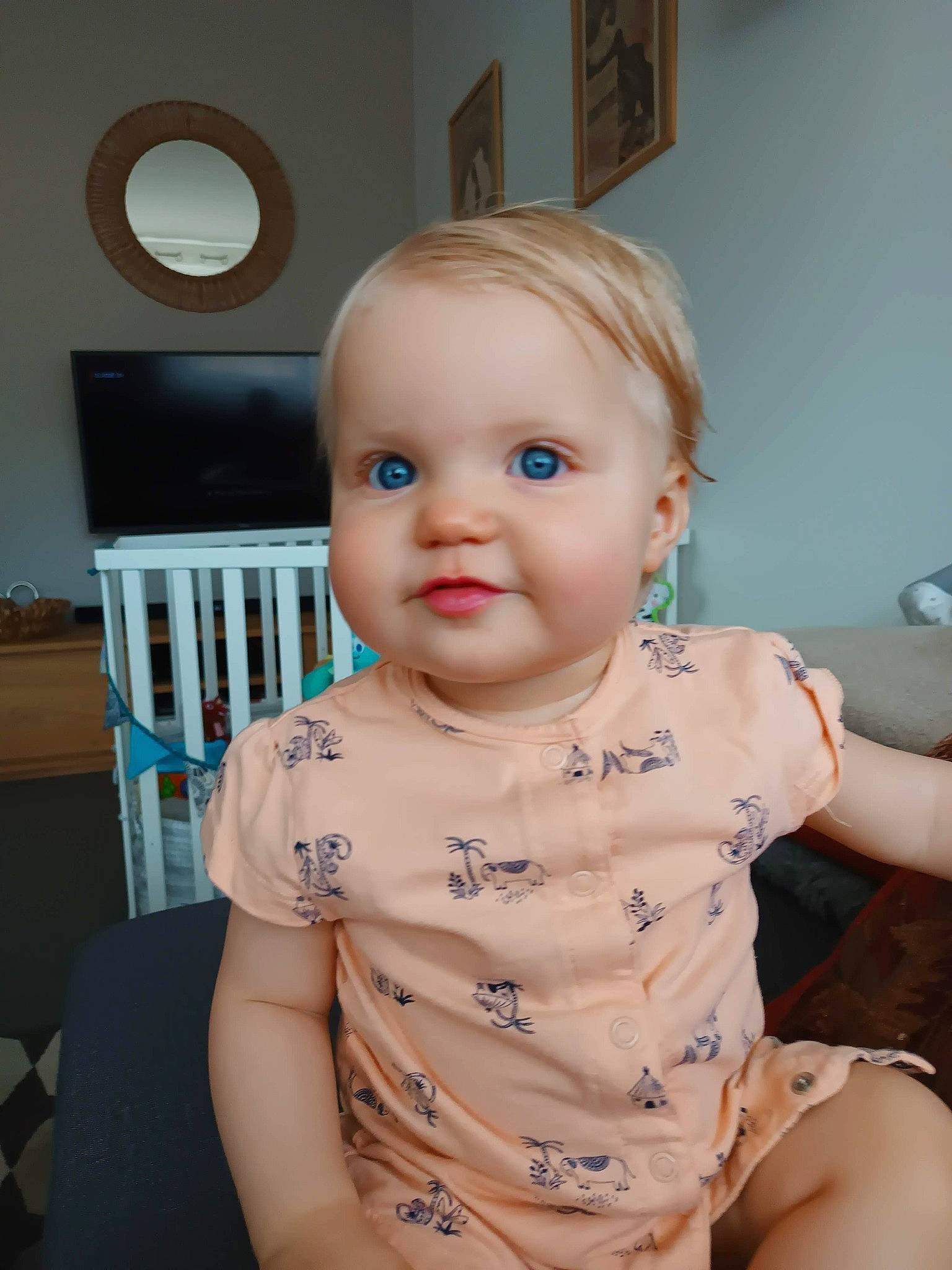 Elsa a rejoint le concours — aidez-le/la à gagner de superbes lots ! baby, baby_toddler_clothing, blond, chair, cheek, chest, child, eyebrow, eyelash, flooring, happy, iris, joy, lip, nose, person, picture_frame, sitting, skin, sleeve
