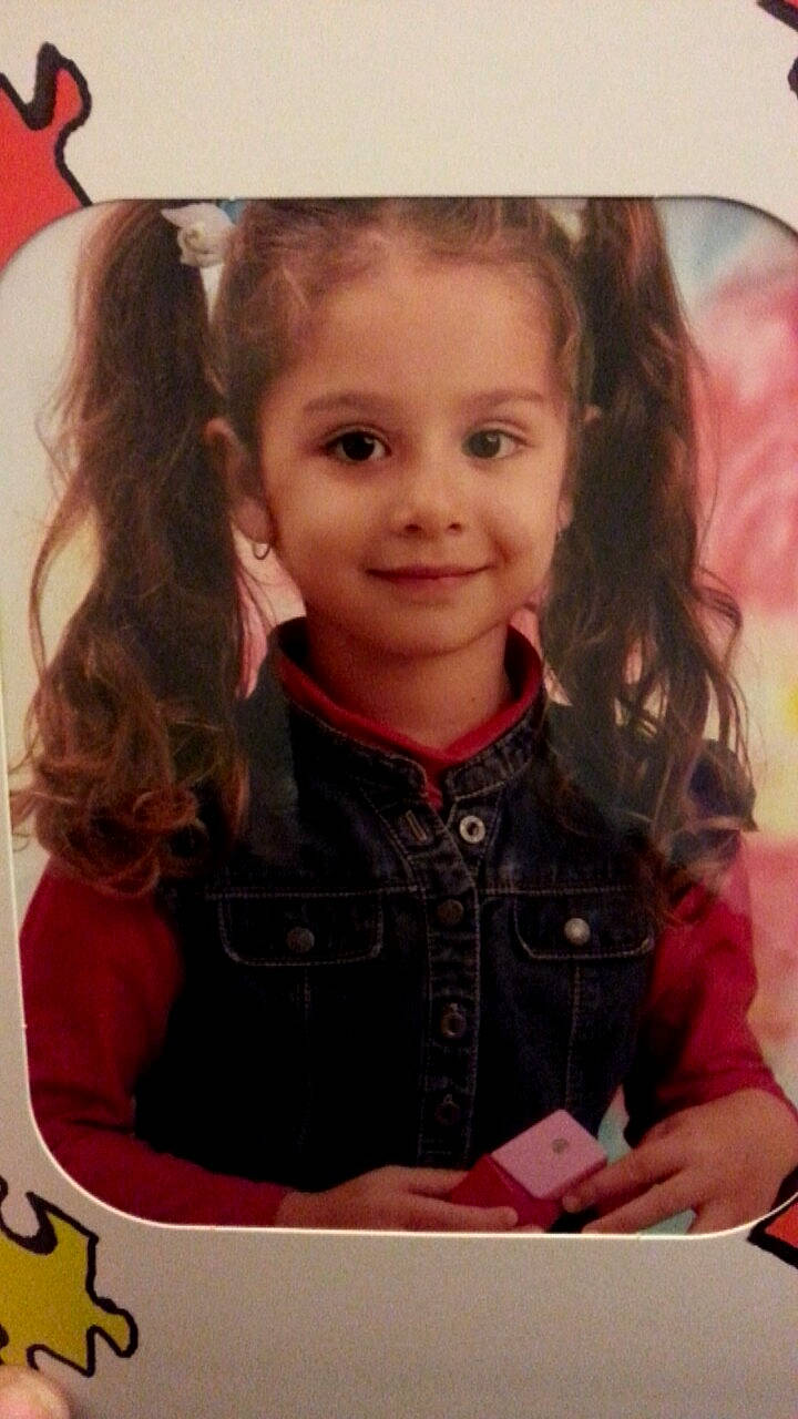 Lyloo participe au concours pour gagner de l'argent avec cette photo : blond, brown_hair, cheek, child, chin, eyebrow, eyelash, facial_expression, fun, hairstyle, happy, iris, joy, lip, long_hair, pattern, person, sleeve, smile, snapshot