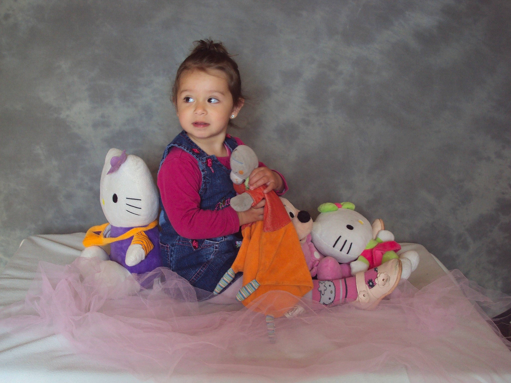 Lyloo participe au concours pour gagner de l'argent avec cette photo : baby_toddler_clothing, baby_toys, carmine, child, comfort, doll, figurine, flash_photography, fun, fur, happy, person, pink, plush, room, sitting, skin, stuffed_toy, teddy_bear, toddler