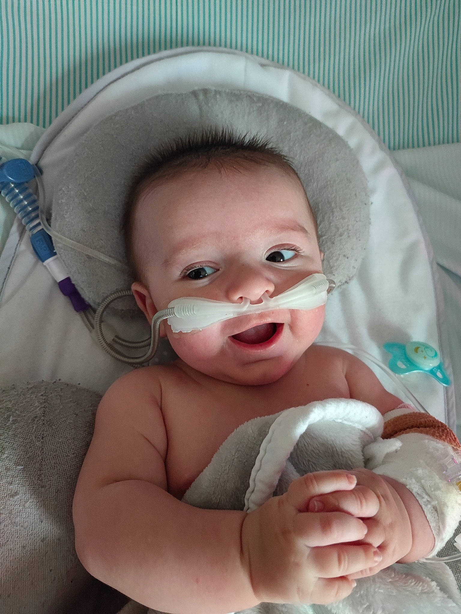 Naël participe au concours pour gagner de l'argent avec cette photo : baby, cheek, child, chin, comfort, eye, eyebrow, gesture, hand, happy, head, human_body, lip, mouth, nose, organ, person, product, skin, smile