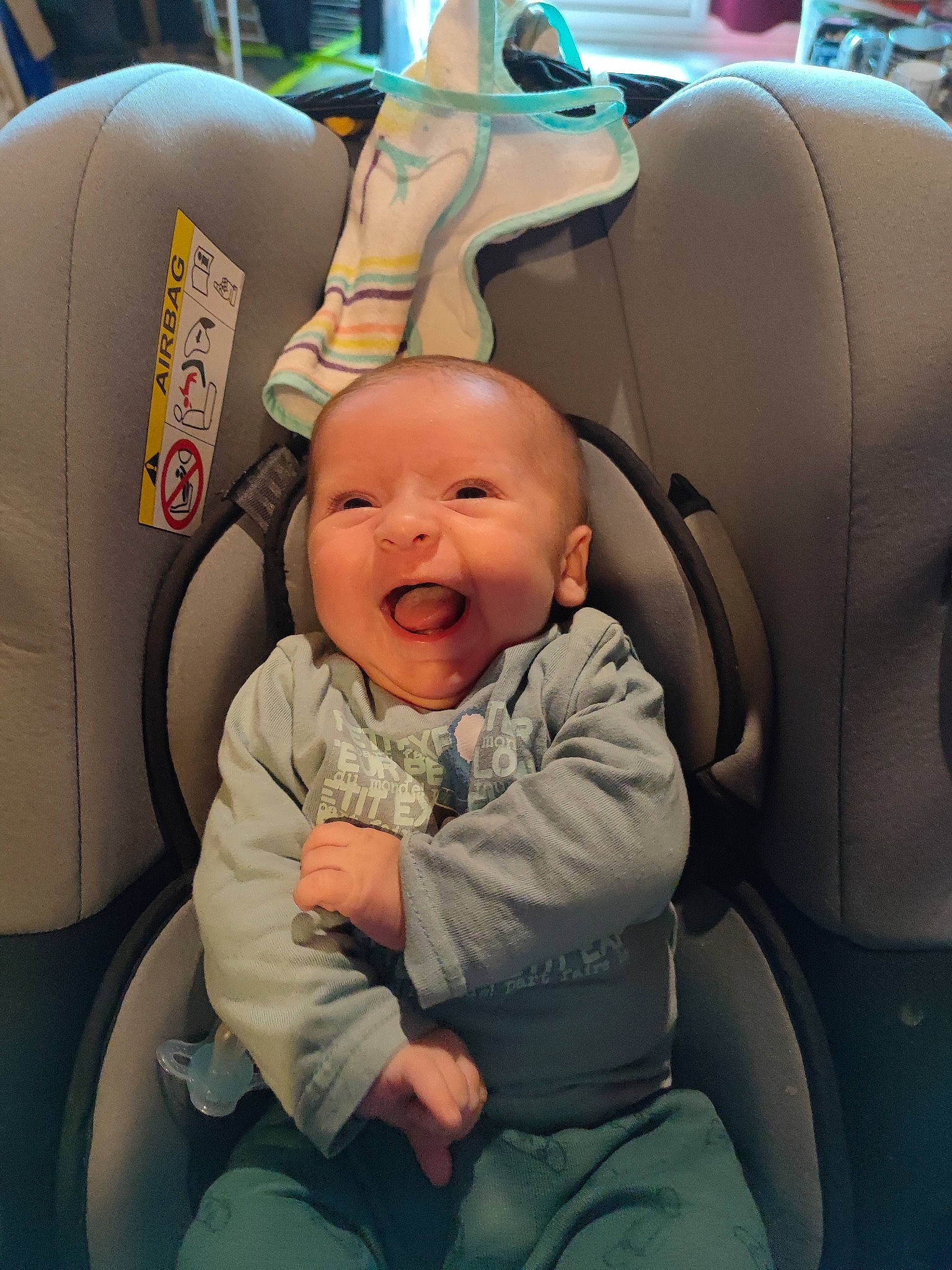 Naël participe au concours pour gagner de l'argent avec cette photo : auto_part, automotive_design, baby, baby_toddler_clothing, car_seat, car_seat_cover, child, comfort, cool, facial_expression, family_car, fun, green, happy, lap, motor_vehicle, person, skin, smile, toddler