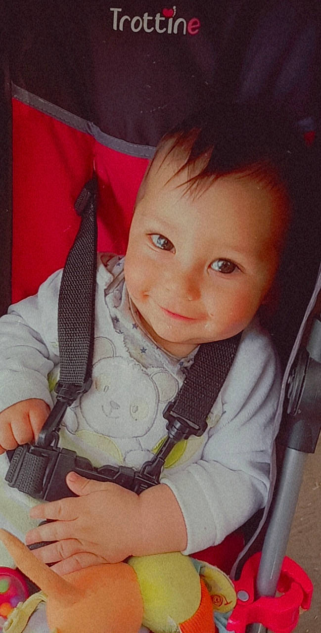 Lucian a rejoint le concours — aidez-le/la à gagner de superbes lots ! baby, baby_carriage, baby_products, baby_toddler_clothing, blond, cheek, child, eye, eyebrow, eyelash, fashion_accessory, hairstyle, happy, iris, lip, nose, person, skin, smile, thumb