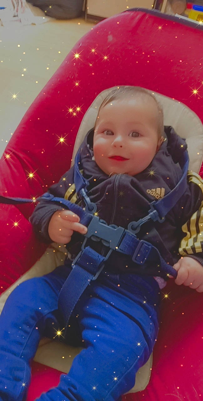 Lucian a rejoint le concours — aidez-le/la à gagner de superbes lots ! baby, baby_products, child, clothing, freezing, fun, glove, happy, human_body, jacket, leisure, magenta, person, pink, plant, recreation, skin, snow, toddler, tree