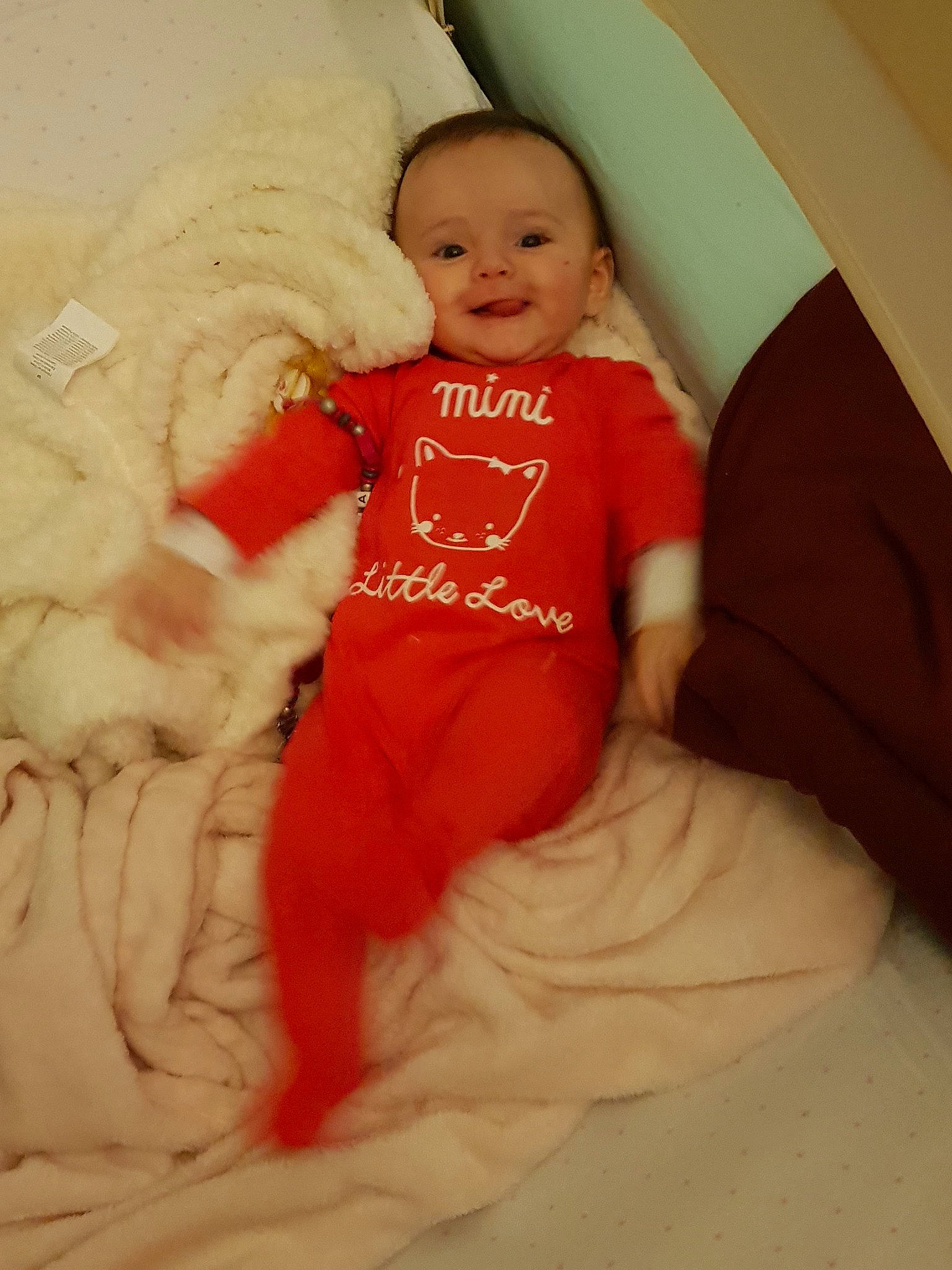 Giulia participe au concours pour gagner de l'argent avec cette photo : abdomen, baby, cheek, child, comfort, eye, finger, mouth, organ, person, red, skin, smile, textile, toddler