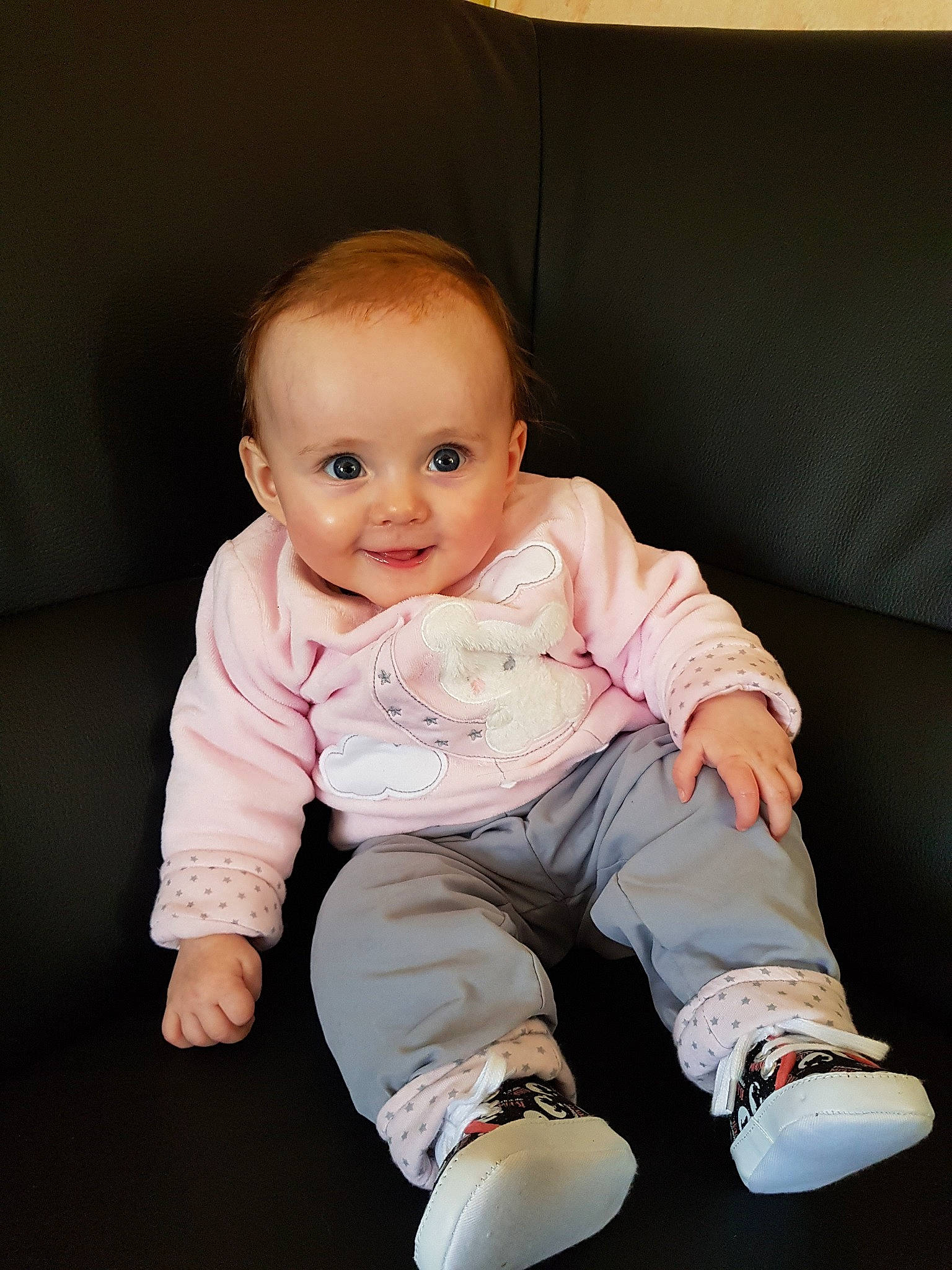 Giulia a rejoint le concours — aidez-le/la à gagner de superbes lots ! baby, baby_toddler_clothing, cheek, child, crawling, eye, head, joy, leg, person, shoe, sitting, skin, sleeve, smile, toddler