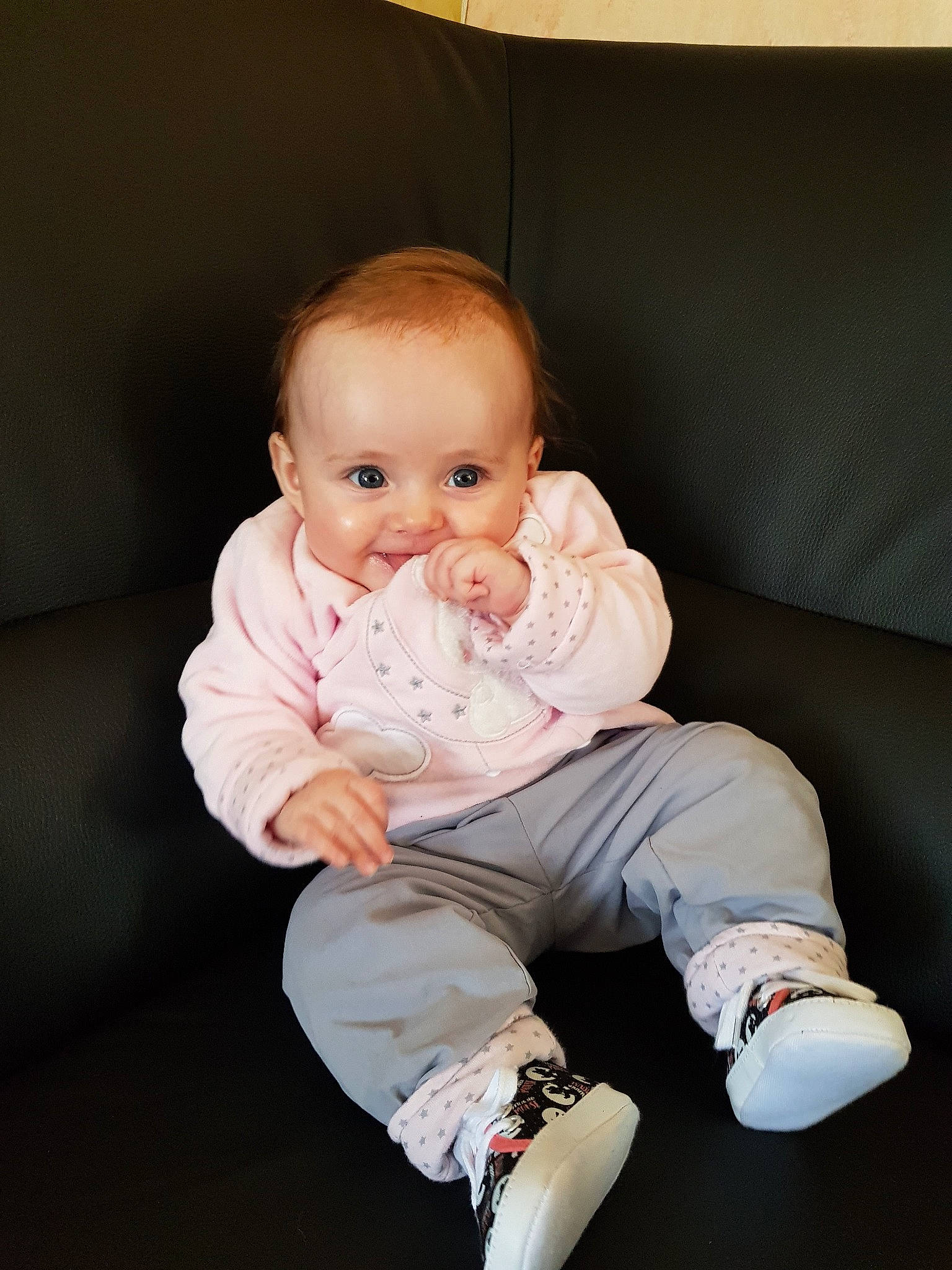 Giulia a rejoint le concours — aidez-le/la à gagner de superbes lots ! baby, cheek, child, eye, joy, leg, person, sitting, skin, sleeve, smile, toddler