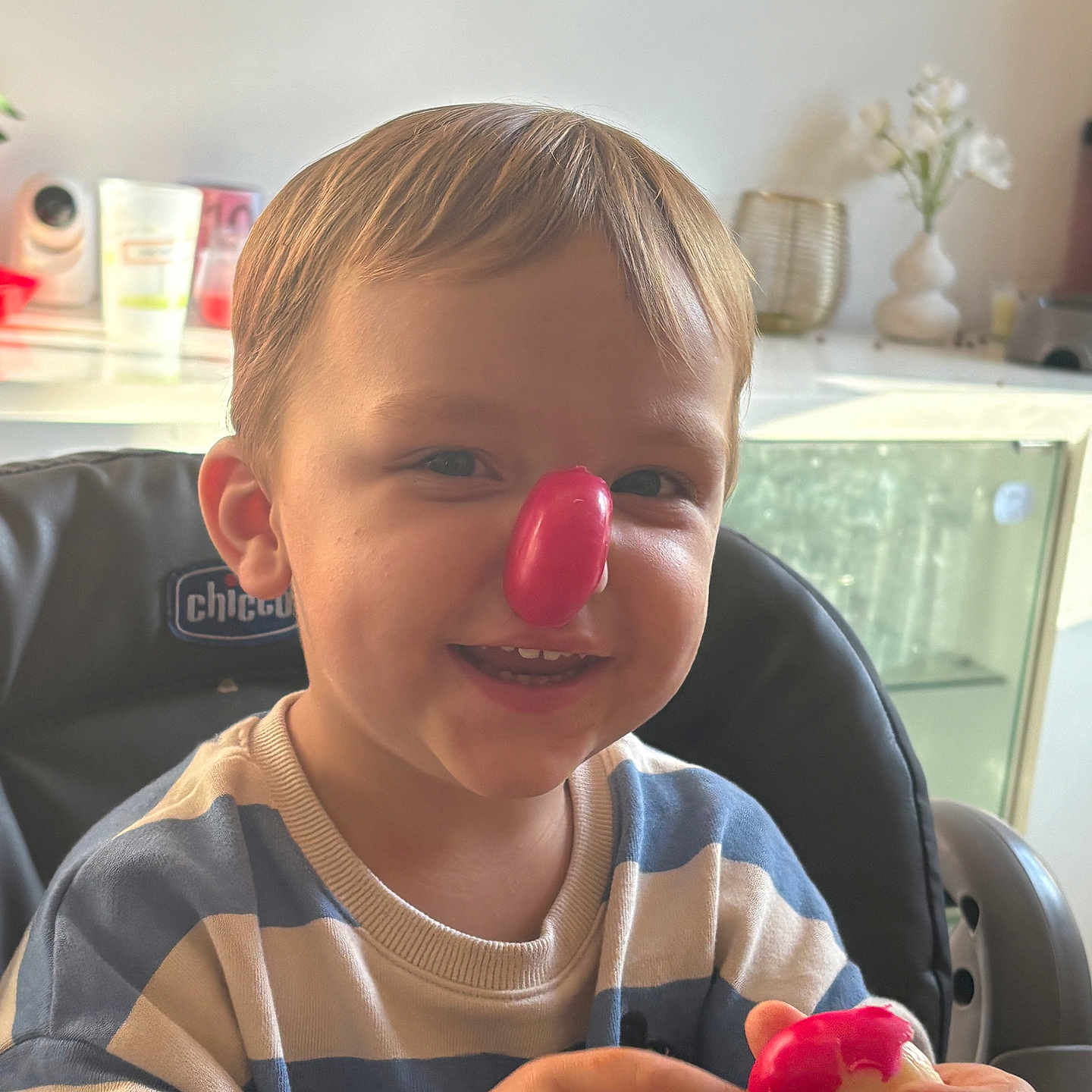 Noah a rejoint le concours — aidez-le/la à gagner de superbes lots ! background, casual_clothing, child, cute, face, furniture, grape, hands, happy, high_chair, indoor, kitchen, light, nose, person, playful, smiling, striped_sweater, toddler, young_child
