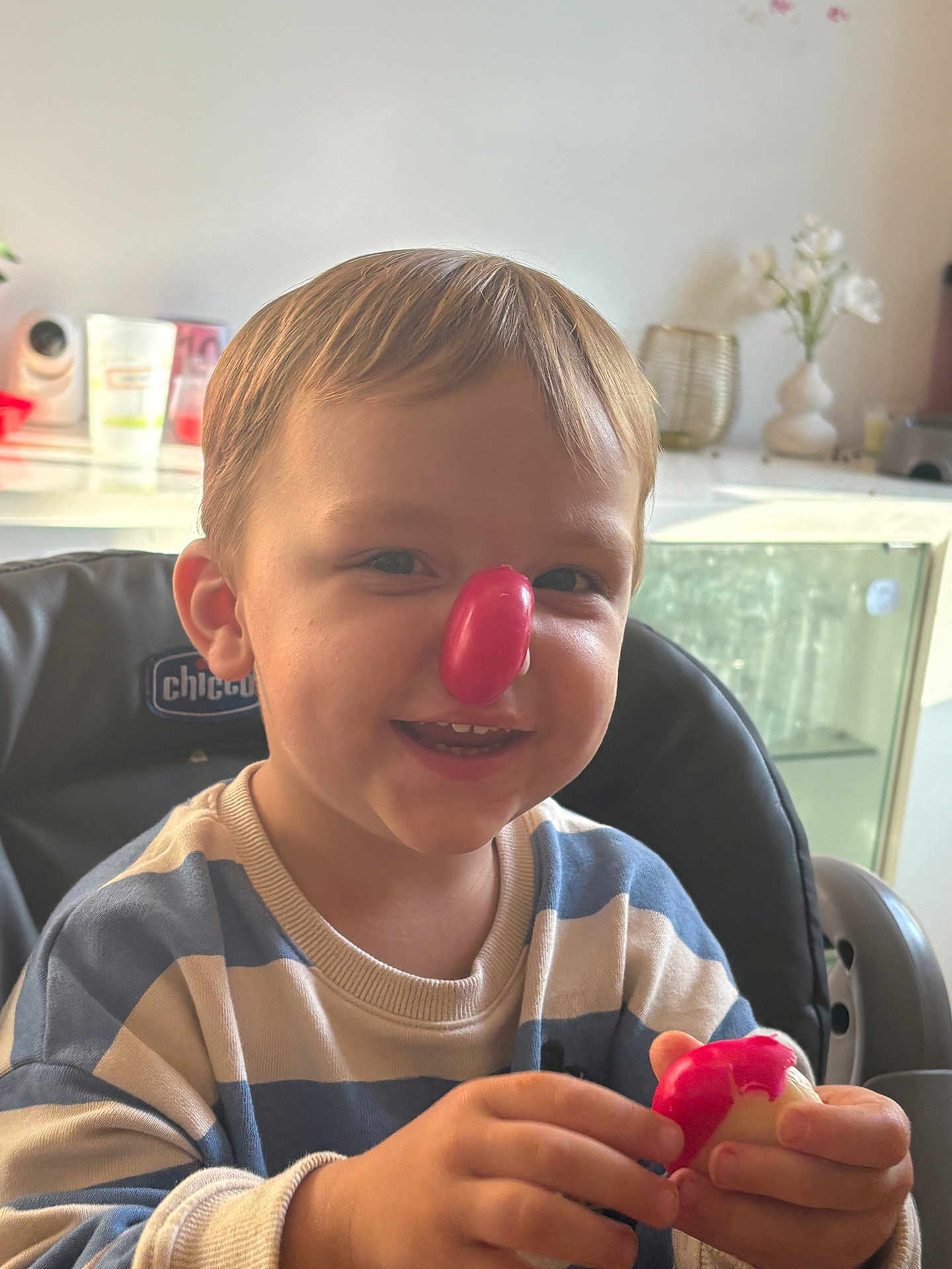 Noah a rejoint le concours — aidez-le/la à gagner de superbes lots ! background, casual_clothing, child, cute, face, furniture, grape, hands, happy, high_chair, indoor, kitchen, light, nose, person, playful, smiling, striped_sweater, toddler, young_child