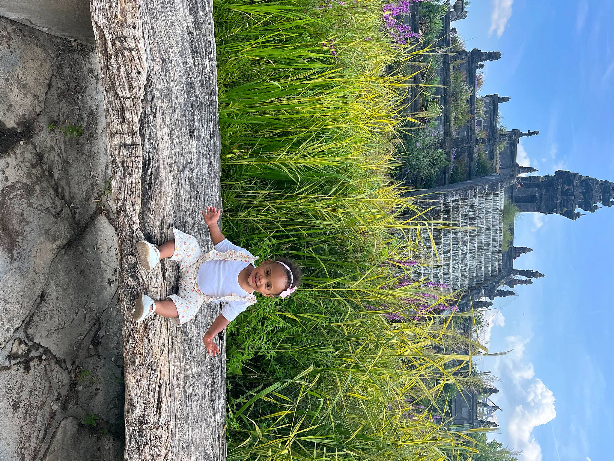 Mayana participe au concours pour gagner de l'argent avec cette photo : adventure, azure, biome, branch, building, daytime, fun, house, joy, leaf, leisure, people_in_nature, person, plant, sky, spring, tower, tree, trunk, vegetation