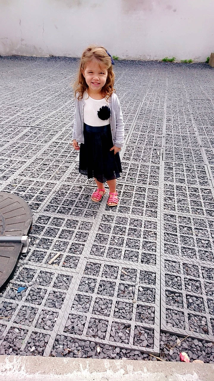 Ynna participe au concours pour gagner de l'argent avec cette photo : automotive_tire, child, cobblestone, day_dress, dress, floor, flooring, grass, human_leg, joy, pattern, people, people_in_nature, person, road_surface, sidewalk, sitting, smile, standing, street_fashion