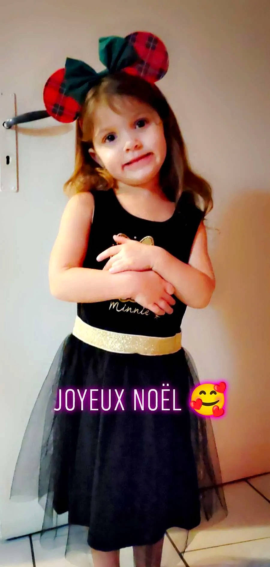 Ynna a rejoint le concours — aidez-le/la à gagner de superbes lots ! arm, black_hair, clothing, day_dress, flash_photography, gesture, hairstyle, happy, human_body, joint, joy, neck, person, pink, shoulder, skin, sleeve, thigh, trunk, waist