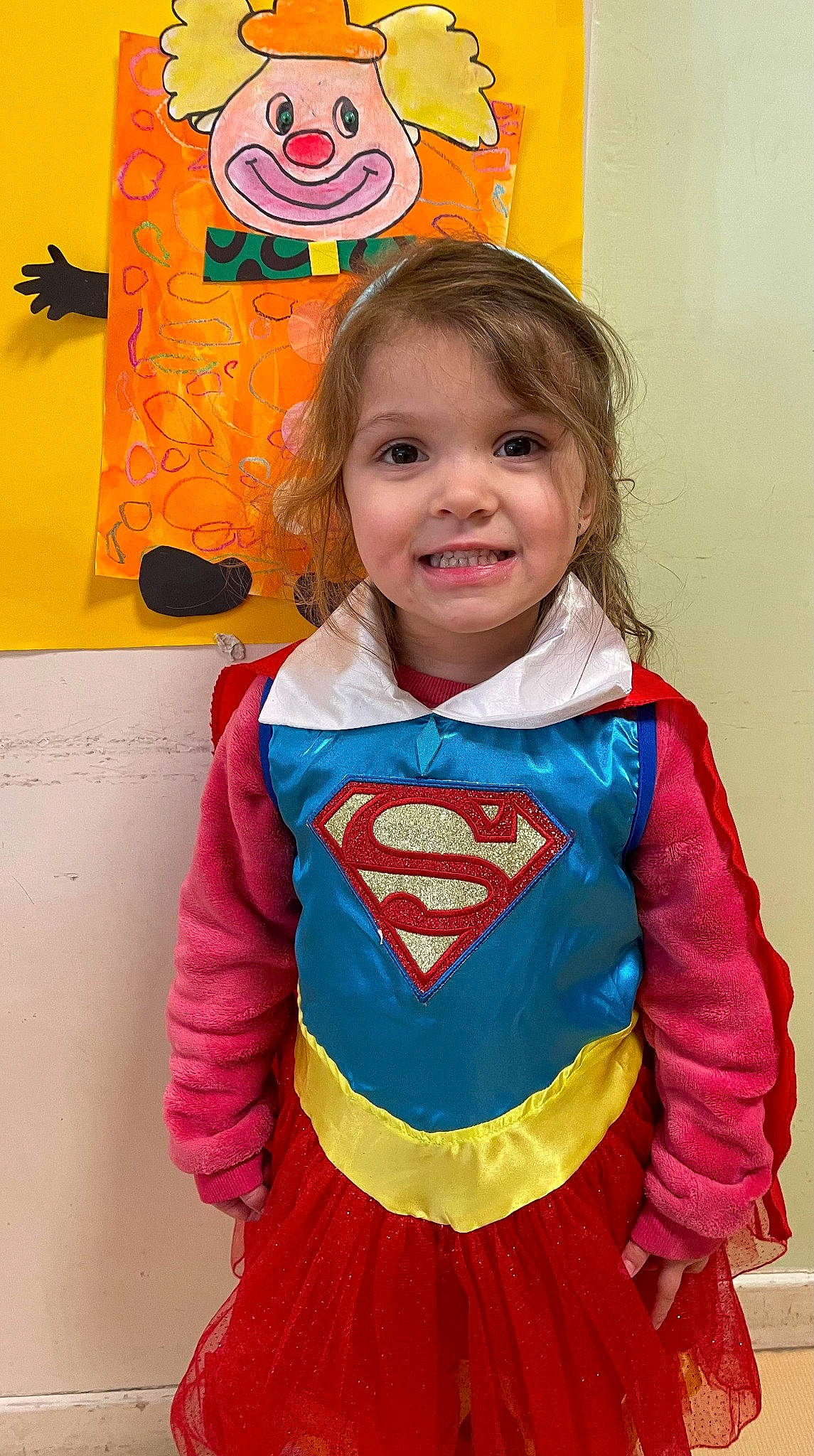 Ynna participe au concours pour gagner de l'argent avec cette photo : arm, child, electric_blue, eye, face, fun, happy, head, human_body, iris, joy, justice_league, orange, organ, person, red, sleeve, smile, t_shirt, textile