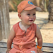 Simon a rejoint le concours — aidez-le/la à gagner de superbes lots ! toddler, child, smiling, outdoor, bench, cap, orange_clothing, shorts, sleeveless, sunny, daylight, palm_trees, nature, skin, happy, portrait, sitting, baby, cute, summer
