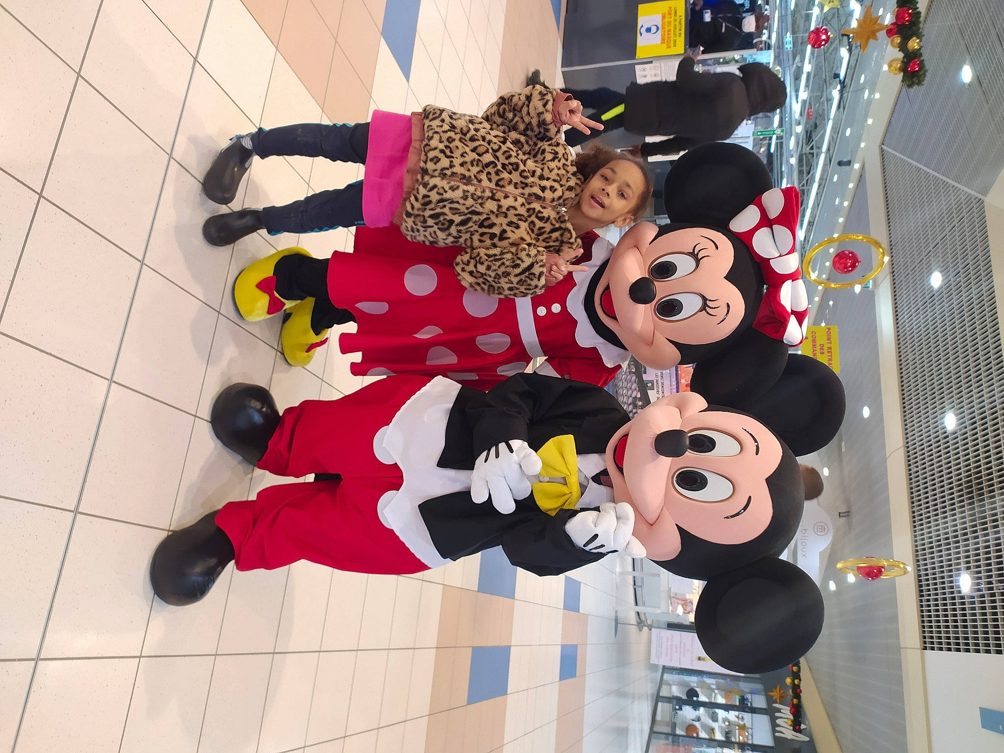 Maëllys participe au concours pour gagner de l'argent avec cette photo : art, carmine, child, circle, event, flooring, fun, happy, pattern, person, plant, smile, visual_arts