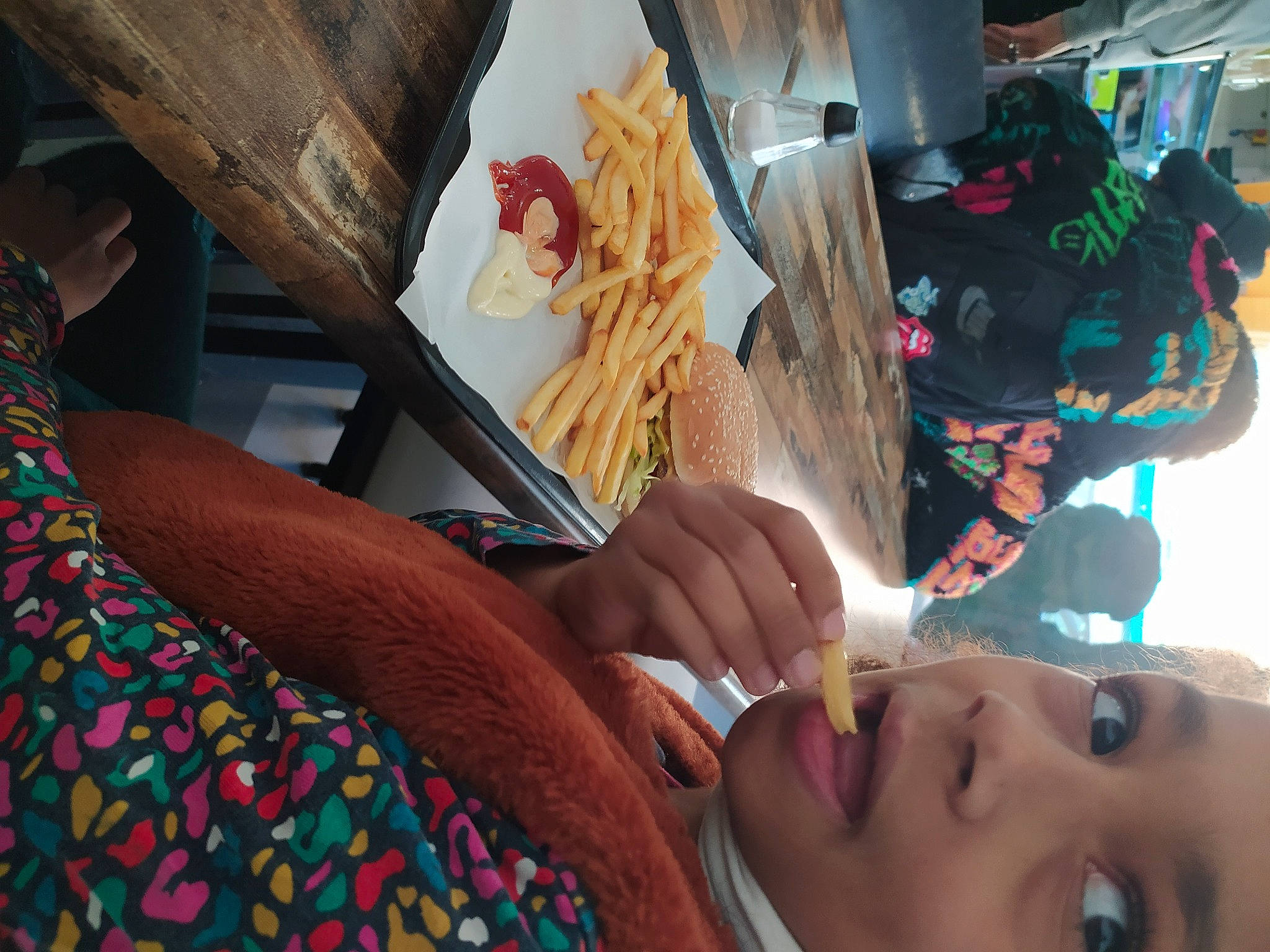 Maëllys participe au concours pour gagner de l'argent avec cette photo : baby, beauty, child, eyelash, finger, fun, gesture, headwear, human, human_leg, leisure, linens, nail, neck, pattern, people, person, room, toddler, vacation