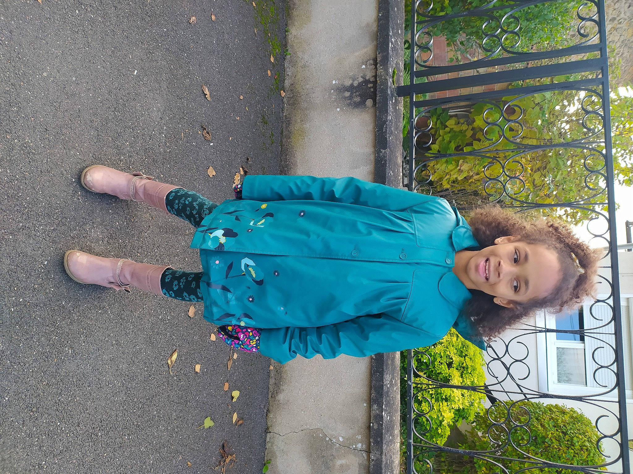 Maëllys participe au concours pour gagner de l'argent avec cette photo : asphalt, baby_toddler_clothing, child, electric_blue, grass, human_leg, joy, leisure, pedestrian, people_in_nature, person, plant, road_surface, sidewalk, sitting, toddler, tree, water