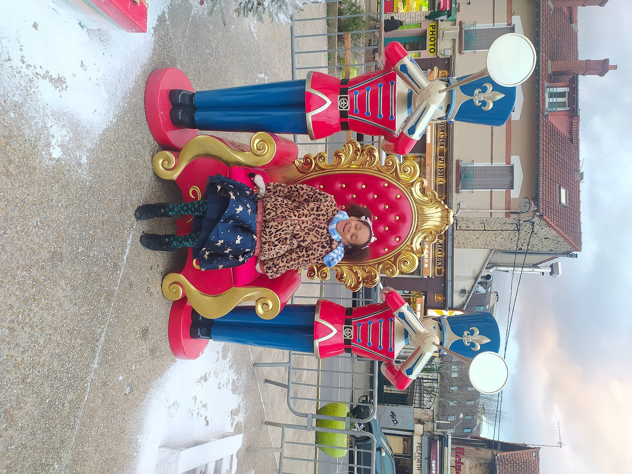 Maëllys participe au concours pour gagner de l'argent avec cette photo : art, building, carmine, city, cloud, facade, fun, joy, machine, person, plastic, red, sky, travel, urban_design, visual_arts, world