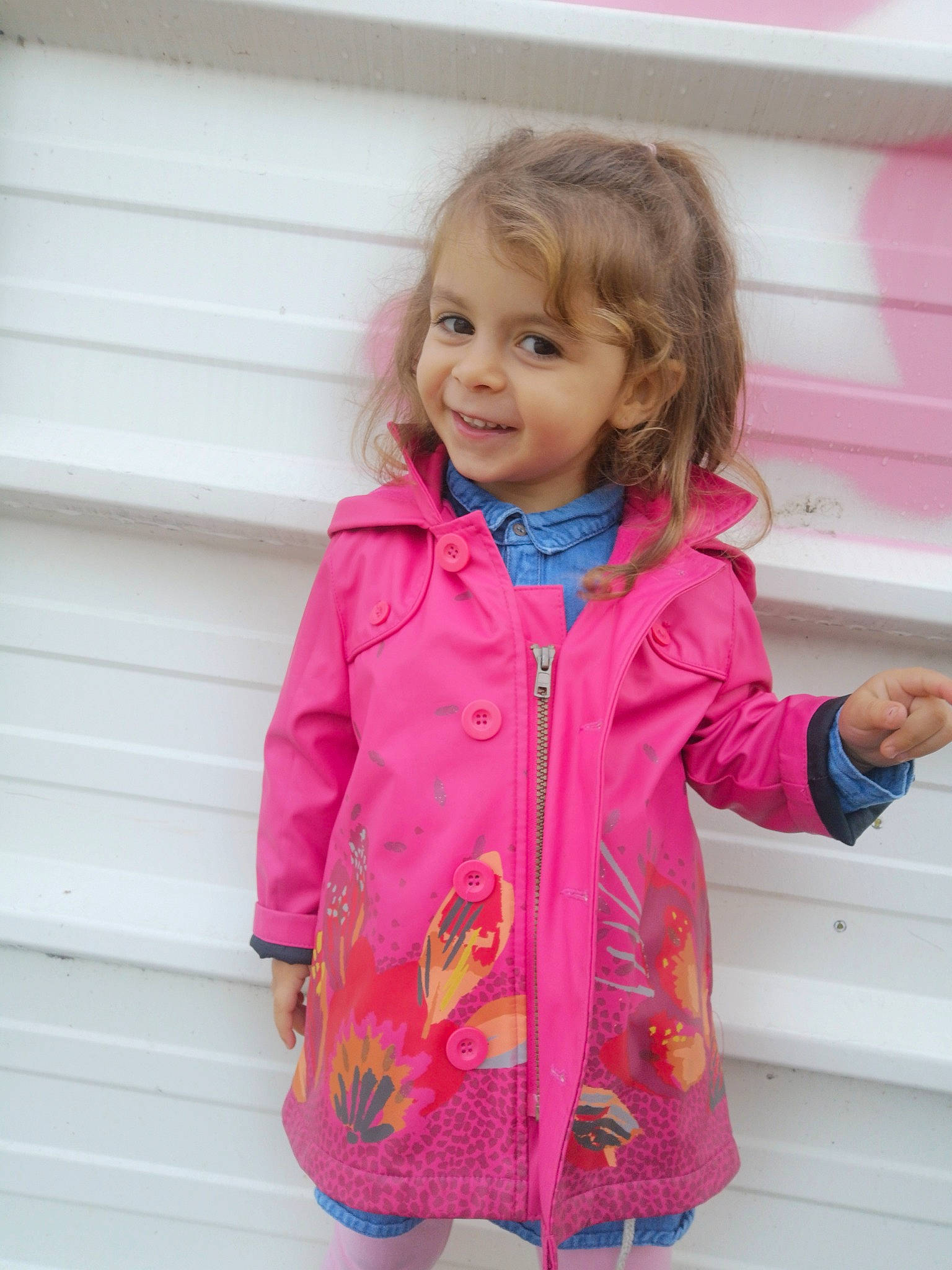 Emily participe au concours pour gagner de l'argent avec cette photo : arm, baby_toddler_clothing, cheek, clothing, collar, dress, eye, face, facial_expression, hair, hairstyle, hand, happy, head, human_body, joy, outerwear, person, pink, skin