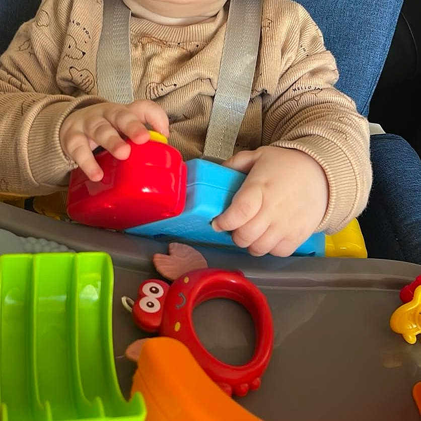 Emin a rejoint le concours — aidez-le/la à gagner de superbes lots ! baby, bodypart, chair, couch, cup, cushion, cutlery, face, finger, food, furniture, hand, head, homedecor, indoors, person, photography, portrait, spoon, toy